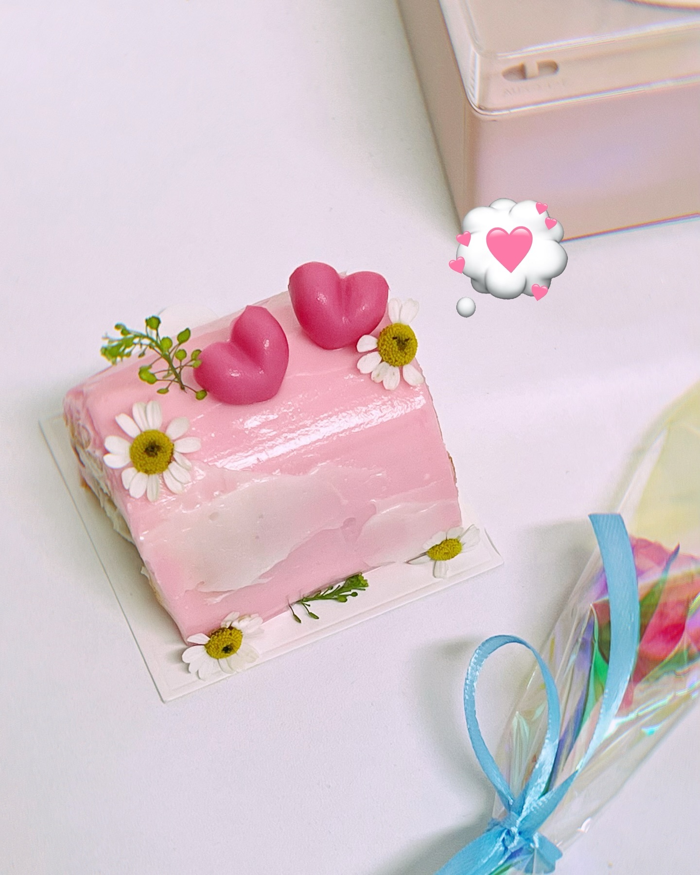 💗귀여운 한입케이크 :)
🍰케이꾸키

핑크색 베이스에 예쁜 생화로 포인트를 주었더니
너무 마음에 들었던 케이크
평소에 케이크를 사면 많이 못먹어서 아쉬웠는데
미니롤 한입케이크는 먹기도 편하고 맛도 너무 좋아요

달콤한 생크림과 골든키위(?)가 들어있어 새콤 달콤 하고 맛있어요! 케이크가 맛있어서 다음에 좀 더 큰사이즈로
주문해야할것 같아요

사장님의 미소와 친절함에 너무너무 기분좋게 케이크 픽업했네용 :)

충남 천안시 동남구 옛시청길 29 근린생활시설동 1층 316호
(모두 수제로 진행되기 때문에 100%예약제입니다)

.
#미니케이크#한입케이크#천안미니케이크#천안한입케이크#케이꾸키#천안생화케이크#생화케이크#천안역케이크#천안미니롤케이크#천안기념일케이크#천안귀여운케이크#미니미케이크#미니생화케이크#천안초미니케이크#케이꾸키#천안아이싱쿠키 #🎂#천안생일케이크