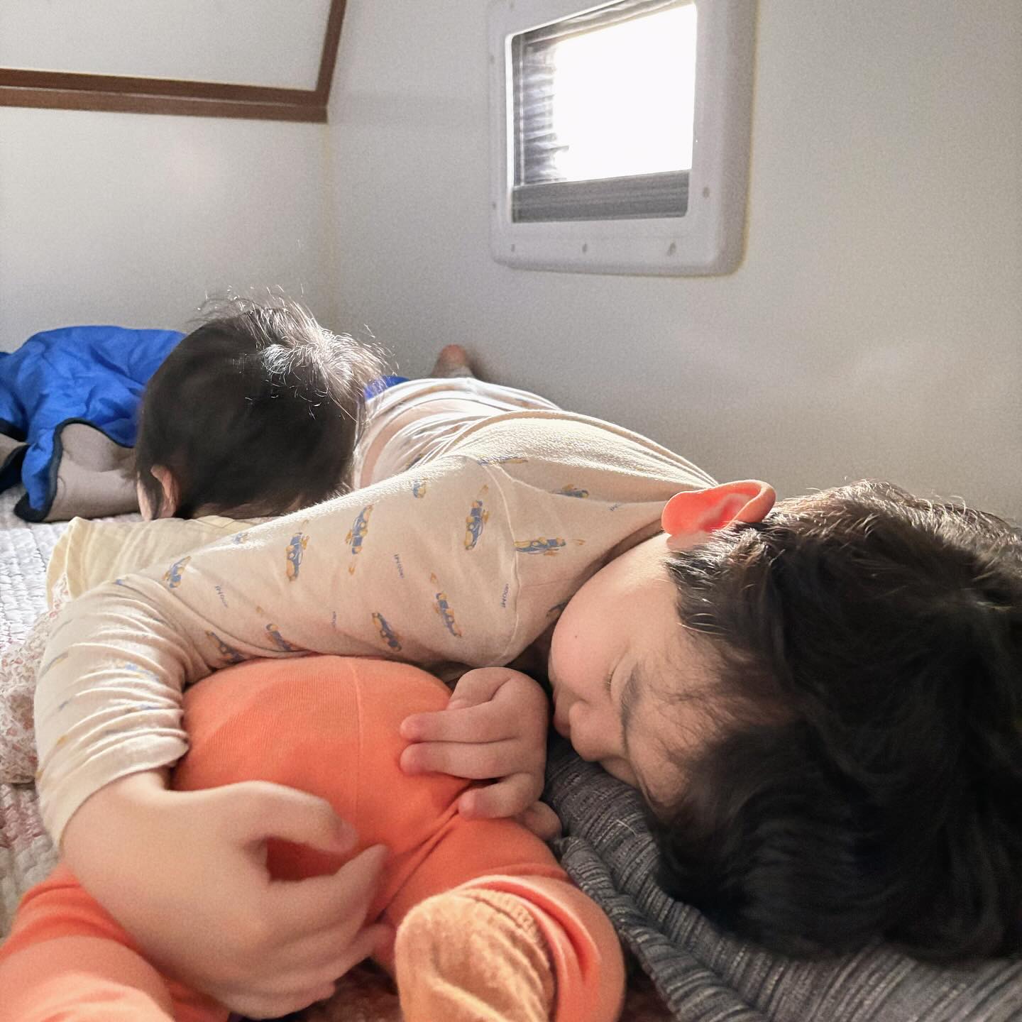 .
입학하고 일주일 너무나도 의젓하게 태권도도 혼자 가고 학교 셔틀도 타고 미술도 한 번 혼자 가보고 싶다는 자꾸 혼자하려고 해서 조금은 슬프지만 기특한 그런데도 정신이 하나도 없게 너무 빨리 오는 초1 ㅎㅎㅎㅎ 이유식 두번 먹는 딸이랑 초1 전쟁중 ㅎㅎㅎ 🥹❤️