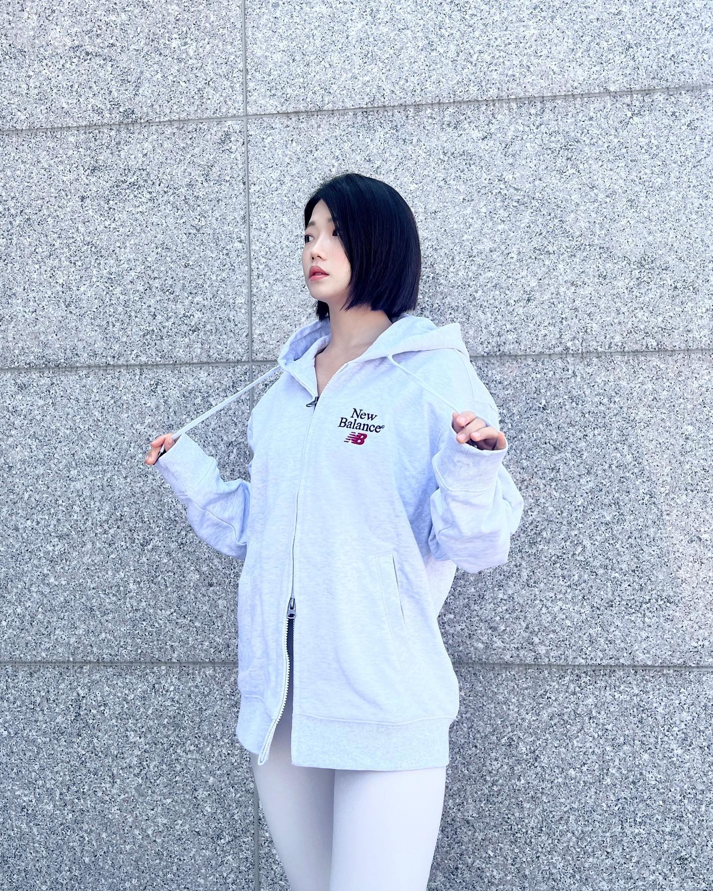 #협찬 newbalance 봄이 오나봐

후드티 후드집업 꺼낼 시기 왔다.. 설레라🌸
나도 모르게 멜란지 색이 이렇게 좋아질 줄 몰랐는데 ㅎㅎ 
멜란지 후드집업 뉴발🤍
후드집업이 이렇게 원단이 좋아도 되나~~ 
고급스런 느낌(빳빳x) 색감도 디자인도 약간 캐주얼해서 너무 어려보이지 않아 좋더라고요

지금은 겉옷 안에 이너로 입지만 한 이주 뒤면 단독으로 입을 것 같아요..🐥

여러분도 봄맞이로 이런 투웨이 후드집업 하나씩 챙기시죠~!!
전 원래 무조건 s인데 이번엔 좀 박시하게 입고 싶어 m사쥬로 
레깅스랑 입으니 딱 엉덩이 덮어서 이쁘게 어울리네요 ㅎㅎ 

 #이랜드몰 #체험단 #뉴발란스 #레터링 #집업 #후드집업 #UNI #꾸안꾸 #gymwear #fashion #newbalance #뉴발란스 #봄코디