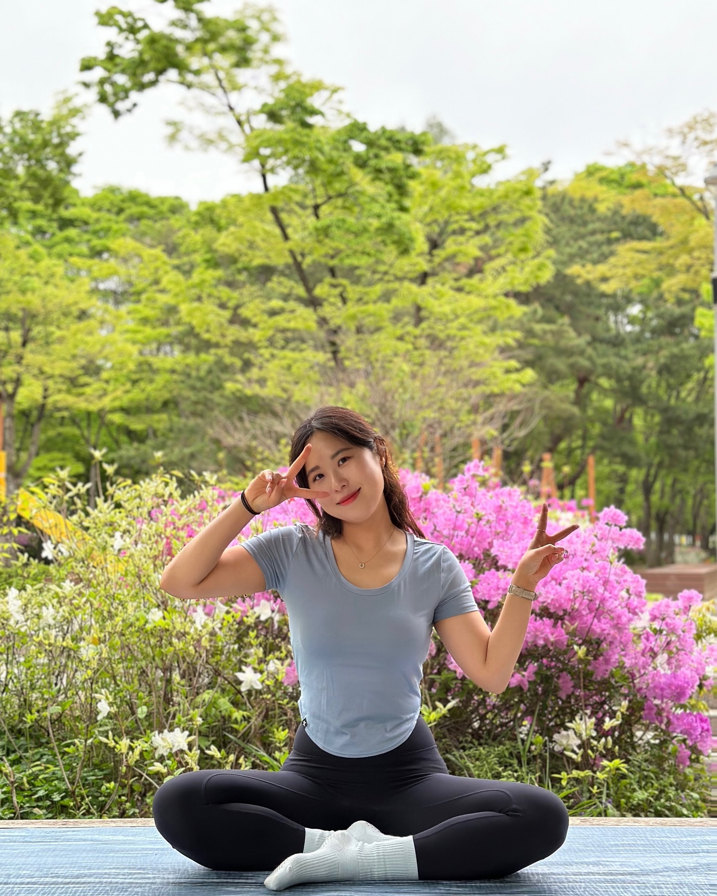 개인 단독사진은 오랜만에 올리는거같아요🫢🌱

요즘엔 정말 바쁘게 보내면서 정신없이 지내는 중인데
사실 조금 힘들기도 하지만 ..🥹
그래도 일할 수 있음에 감사한 요즘입니다🙇🏻‍♀️❤️

이제 완전한 봄이 오고, 낮엔 여름같이 더운 날씨네요 !

5월15일에 #가정의달 을 맞이해서 자녀와, 부모님과, 커플&부부와, 친구와 함께하는 #듀엣필라테스 클래스를 열까 하는데 

진행하게 된다면 매트를 지참하지 않고 오셔도 수업을 들을 수 있게 매트선물과 같이 진행해보려고 하는데 관심 있으신분 계실까요 ~ ? 💗

어린이날, 어버이날을 맞이해서 기념해 #야외필라테스 원데이클래스 들으러 오시는거 어떨까요🫶🏻❤️