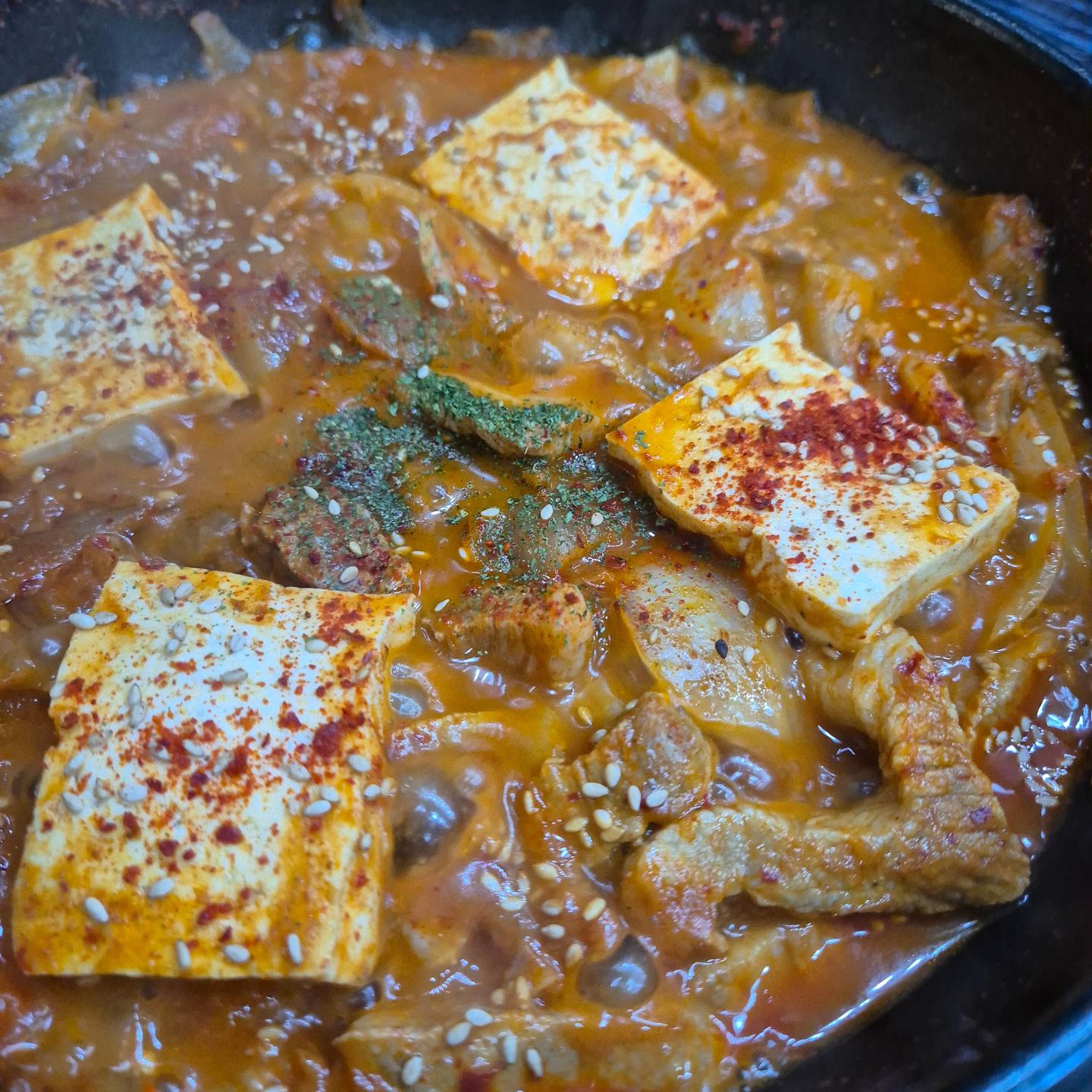김치찌개가 땡기면 가는 곳
#듬박이찌개구월점

칼칼하고 매콤하면서 달달한 맛이 일품
고기도 김치도 가득 들어가서 배터짐.
계란말이도 케찹따로줘서 좋음
케찹은 듬뿍찍어 먹어줘야 맛이지

.
.
.

#일상 #평일저녁 #저녁메뉴 #김치찌개
#한식땡기는날 #구월동맛집 #구월동밥집
#예술회관역맛집 #길병원맛집 #김치짜박이
#구월동김치찌개 #라면사리