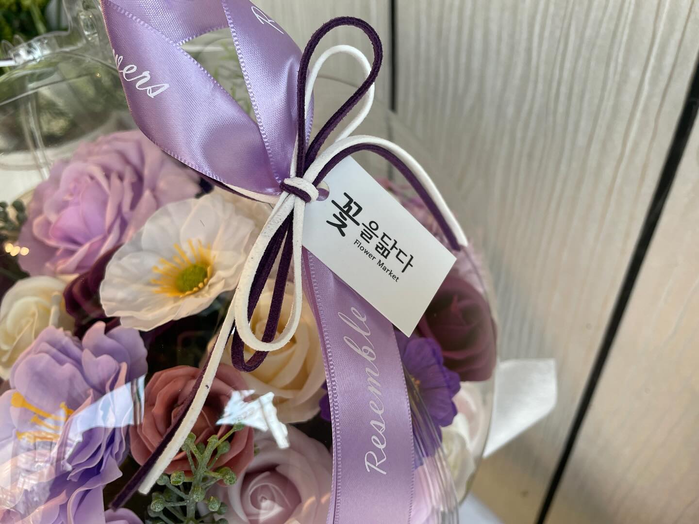 #광고
제천 꽃을닮다

제천에서 가장 큰 로드샵으로 플라워 핸들링 케이스를 개발하여
꽃집에 납품 중인 곳이에요.

케이스 안에 꽂꽂이 되어 있어 플로랄폼의 수분증발로 인한 
생화의 수명 연장에 도움을 줘요.

꽂꽂이 상품은 전국 택배로 발송가능하니 어디에서든 만날 수 있어요.
플라워 핸드링 케이스 택배 주문시 보냉 기능이 있는 특수 제작 박스에 포장되어
싱싱함이 가득한 꽃을 만나보실 수 있어요.

케이스 안에 들어있어 이동시 꽃을 보호하고 들기에도 편리합니다.

생화 외에도 비누 꽃, 와인장식, 실크플라워, 크리스마스 트리 등 다양한 연출이 가능한 꽃들이 많아요. 

주소:제천시 의림대로 308 1층 101호

#제천꽃집 #제천꽃을닮다 #제천꽃선물 #충북제천꽃집 #제천꽃배달 #택배가능 #플라워핸들링케이스 #꽃선물 #꽃풍선 #생화꽃풍선 #벌룬플라워 #꽃풍선손잡이 #꽃풍선추천 #꽃케이스 #꽃을닮다천안점 #꽃을닮다아산점 #꽃을닮다광명점 #꽃을닮다단양점