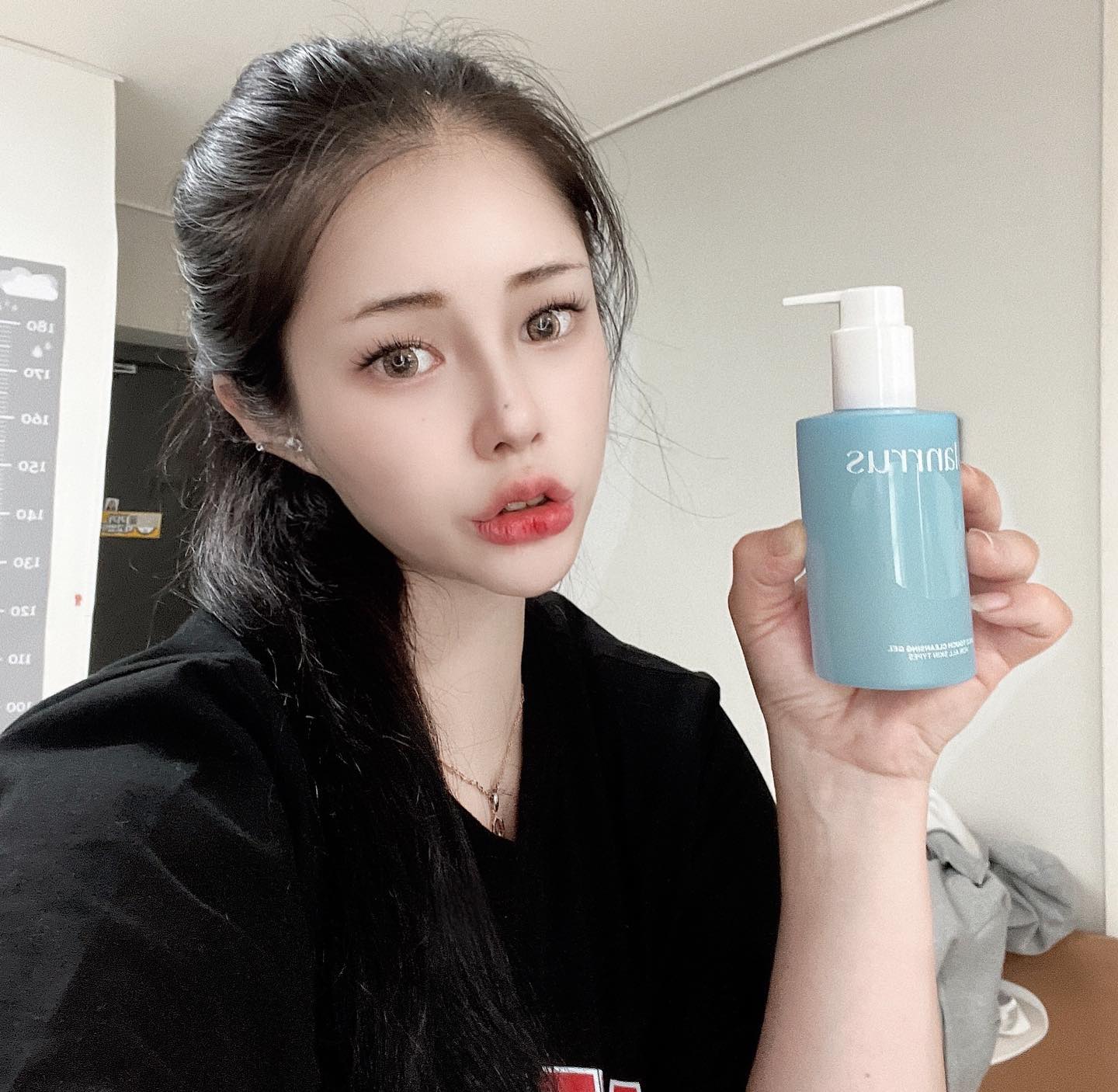 #광고 

블랑루스 마일드터치 클렌징젤 

환절기인 요즘 피부가 또 뒤집어 지기 시작했어요 😭정말 제피부는 계절을 말해준다고 해야할까요 
피부가워낙 예민하고 민감하기도 하고 
보여지는 부분이라서 신경을 쓰지 않을수가 없쥬!

그러다 알게된 블랑루스 마일드터치 클렌징젤 
더 부드럽고 더 촉촉하고 더 깔끔하게!
데일리로 사용하셔도 좋을 것 같아요!

세정력 또한 우수 하더라구요 👍
피부 저자극•모공 속 노폐물•메이크업 
세정력 3중 피부 테스트 완료 

클렌징 젤이라고해서 거품이 생기지 않을 꺼라생각은 No!
세면후에 땡긴다는 느낌보다 수분감으로 꽉찬 느낌이
너무 좋았어요 세안후 미스트 뿌리기 바빴는데 여유로워졌어요🤭

#광고 #블랑루스 #클렌저추천 #클렌징젤추천 #클렌징추천 #순한클렌저 #클렌져워터 #클렌징제품 #클렌징워터추천 #마일드터치클렌징젤 #순힌화장품 #순한화장품추천 #순한성분 #순한클렌저 #순한클렌징폼