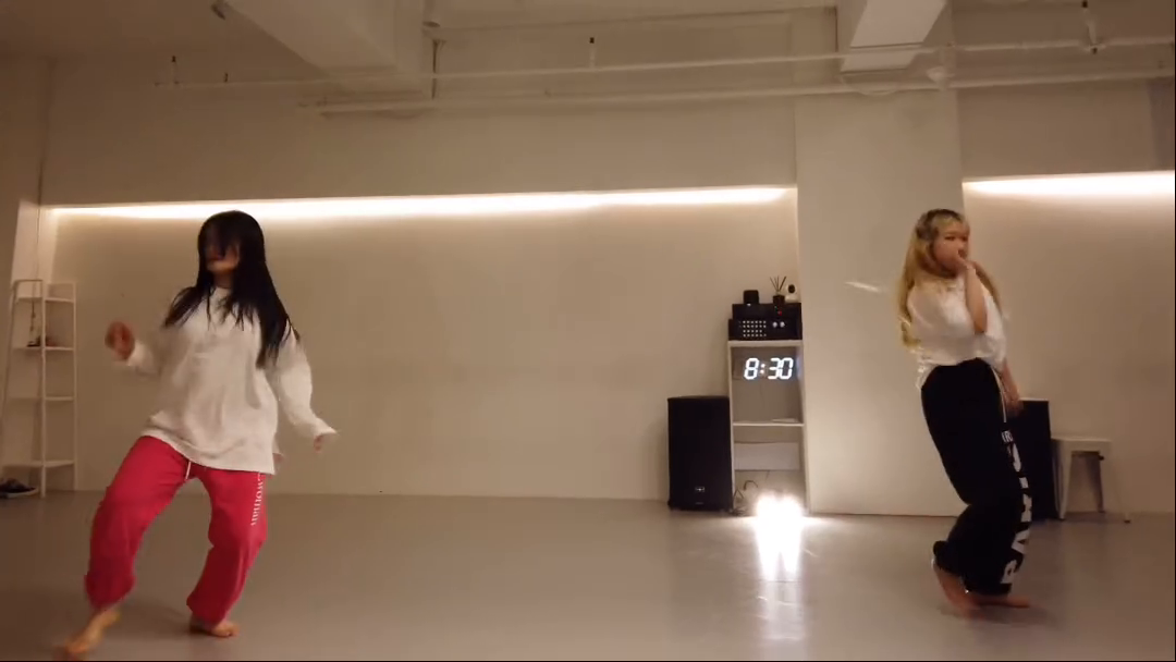 🌊
Water - Tyla
C : rao_june 
W : jivelyday 
In : tunedancecompany 
.
바다에서 달려온 사람 나에요 나!!
이게 강릉바이브다 이말이여😝
.
상체는 사랑스럽게 하체는 살벌하게
이거야말로 상하체분리댄스..ㅋㅋㅋ
내 허벅지가 터질지언정 
상체는 청량미 넘치게
.
언니랑 끝나규 프리하기로 하고
진짜 짱 신나서 찐 행복바이브
❤️
.
원데이라 몸에 덜 익은게 아쉽지만
그래도 올만에 바다시리즈 번외편처럼
청량미 넘치게 춤 출수있어서 행복했습니다!!
항상 행복하게 춤출수있도록 해주셔서 감사합니다
❤️❤️❤️❤️