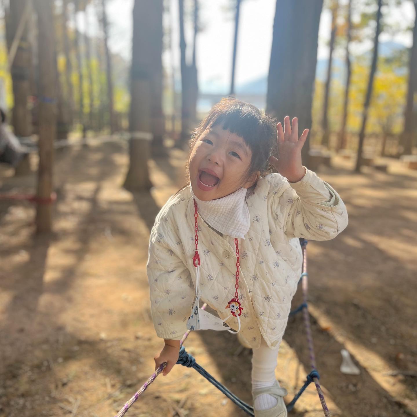 우리 띠우띠우 
언니 외래 갈 때마다
새벽등원하고 늦게 집에 오고
언니 입원한다고 친정집에 맡겨두고 가는 날 고열 펄펄 나는거 떼놓고 가고 
짠한 둘째,

언니없이 2주넘게 씩씩하게 혼자 등원해줘서 고마워❤️

예전에 폐렴때문에 입원 할 때
엄마 없음 잠도 못 자는 언니때메
아빠랑 입원시켰던게 마음에 많이 걸린다ㅠㅠ
담부턴 시우도 밀착케어해줄게🥲
언니 등원하고나면 우리둘이 데이트 많이 하자💕

#천사같은내새끼
#짠한둘째