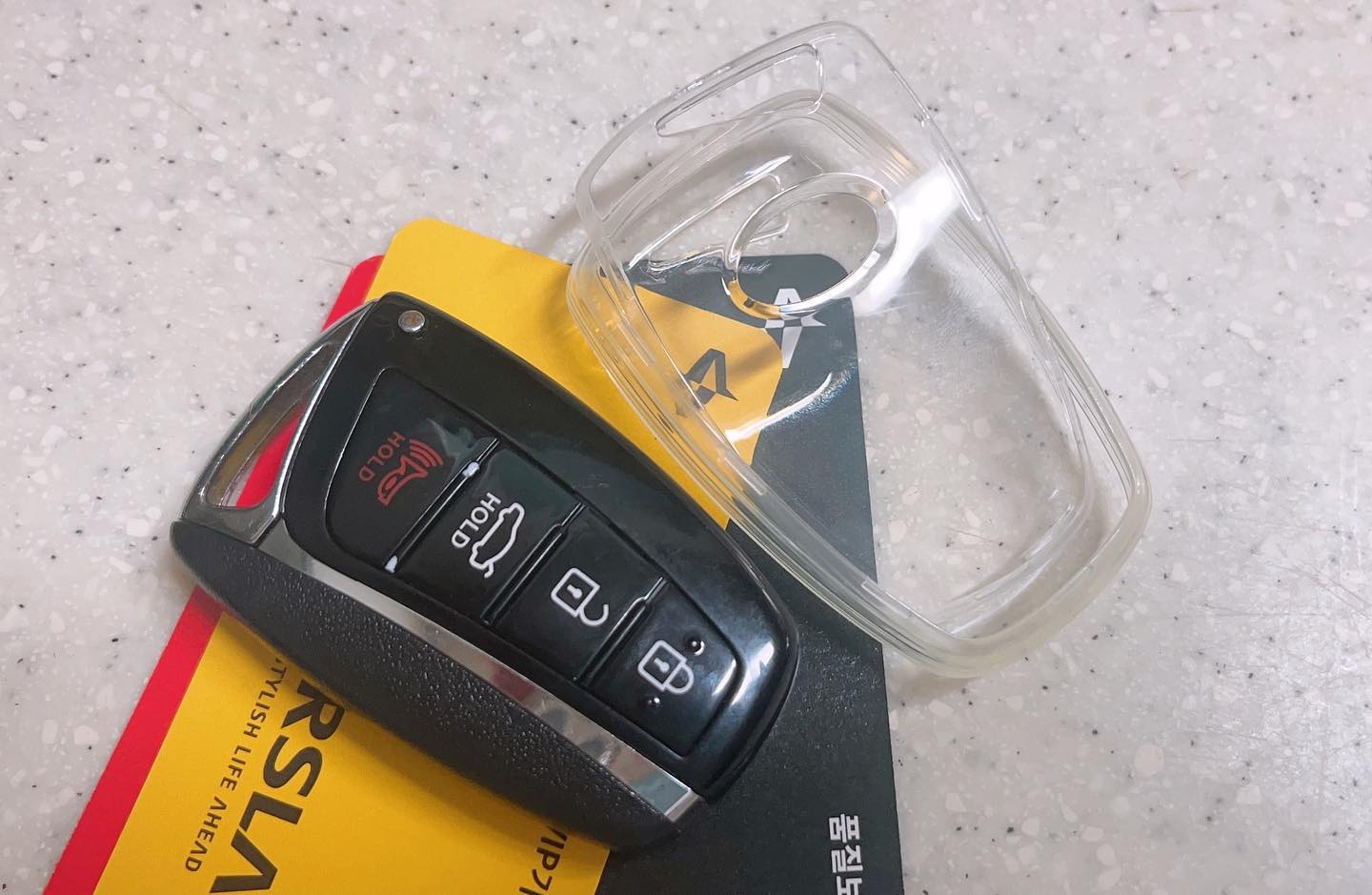 #협찬 카슬라 퓨어리즘 키케이스
#현대자동차 #그랜져hg #키케이스

🚗퓨어리즘 키 케이스
퓨어리즘은? 앞서가는 라이프스타일 브랜드 카슬라에서 런칭한 프리미엄 순정 스타일 라인업이라고 합니다.
🚗퓨어리즘 키케이스 장점
10M 수직낙하 테스트 통과한 안심할수 있는 풀커버 낙하 충격 완충효과
단차 제로에 목숨건 마감처리로 착용과 동시에 하나가 되는 마법같은 일체감
퓨어리즘만의 6-LINE 디자인으로 비로소 완성된 완벽한 그립감
촘촘한 유막 방지 도트패턴으로 유막현상 없이 영롱한 환상적인 완성도
황변 지연 TPU, 아름다운 빛 투과율- 0% 불순물에 도전하는 퓨어리즘의 노하우

🚗입고브랜드: 현대, 제네시스, 기아,벤츠, BMW 
🚗링크 : https://smartstore.naver.com/carsla/products/9475612625

#순정케이스 #스마트키케이스 #투명키링케이스 #카슬라퓨어리즘 #자동차젤리케이스 #자동차케이스 #차량용품 #자동차용품