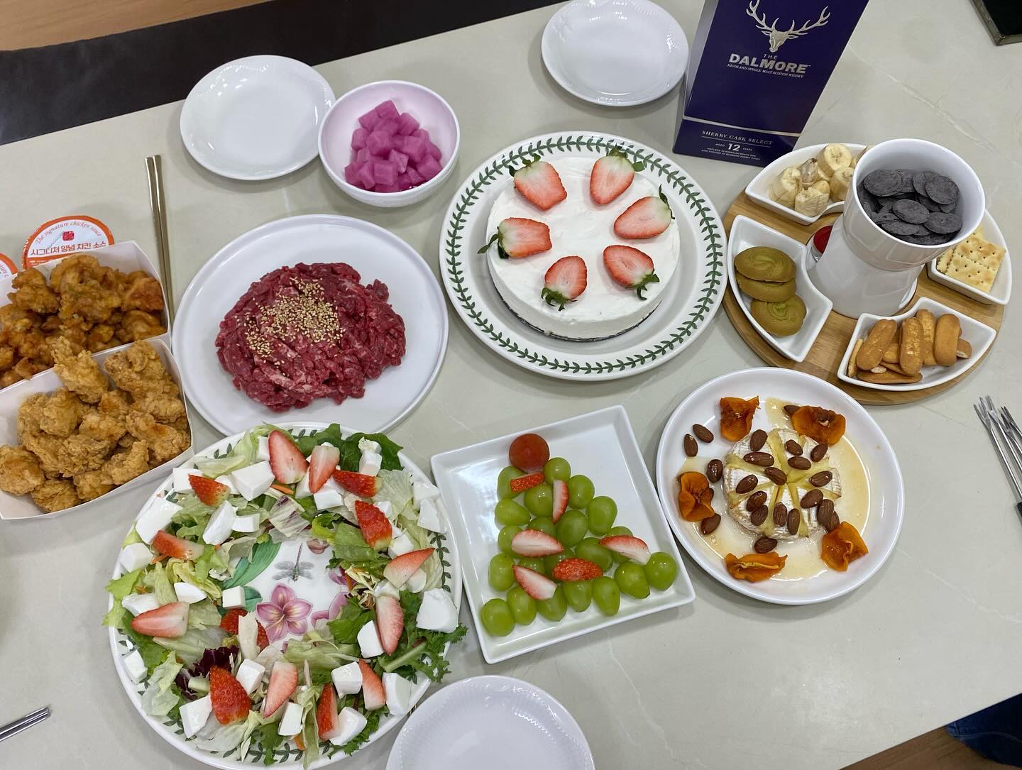 집에서 소소하게 보내는 크리스마스 ❤️

치즈 케이크 만들고 샐러드올리고 오븐에 치즈 굽고 
오랜만에 초코퐁듀에 포도트리까지 포장해온 육회 치킨 배달까지:)
에어링 잘된 달모어 12년 쉐리 와 함께! 먹을때마다 느끼는거지만 안맞는..그래도 아주아주 행복해요😍 아이구 머리얌

#크리스마스 #홈파티 #달모어12년 #달모어쉐리 #레어치즈케이크 #포도트리 #파티 #위스키 #집밥스타그램 #집밥 #페리카나치킨 #육회
