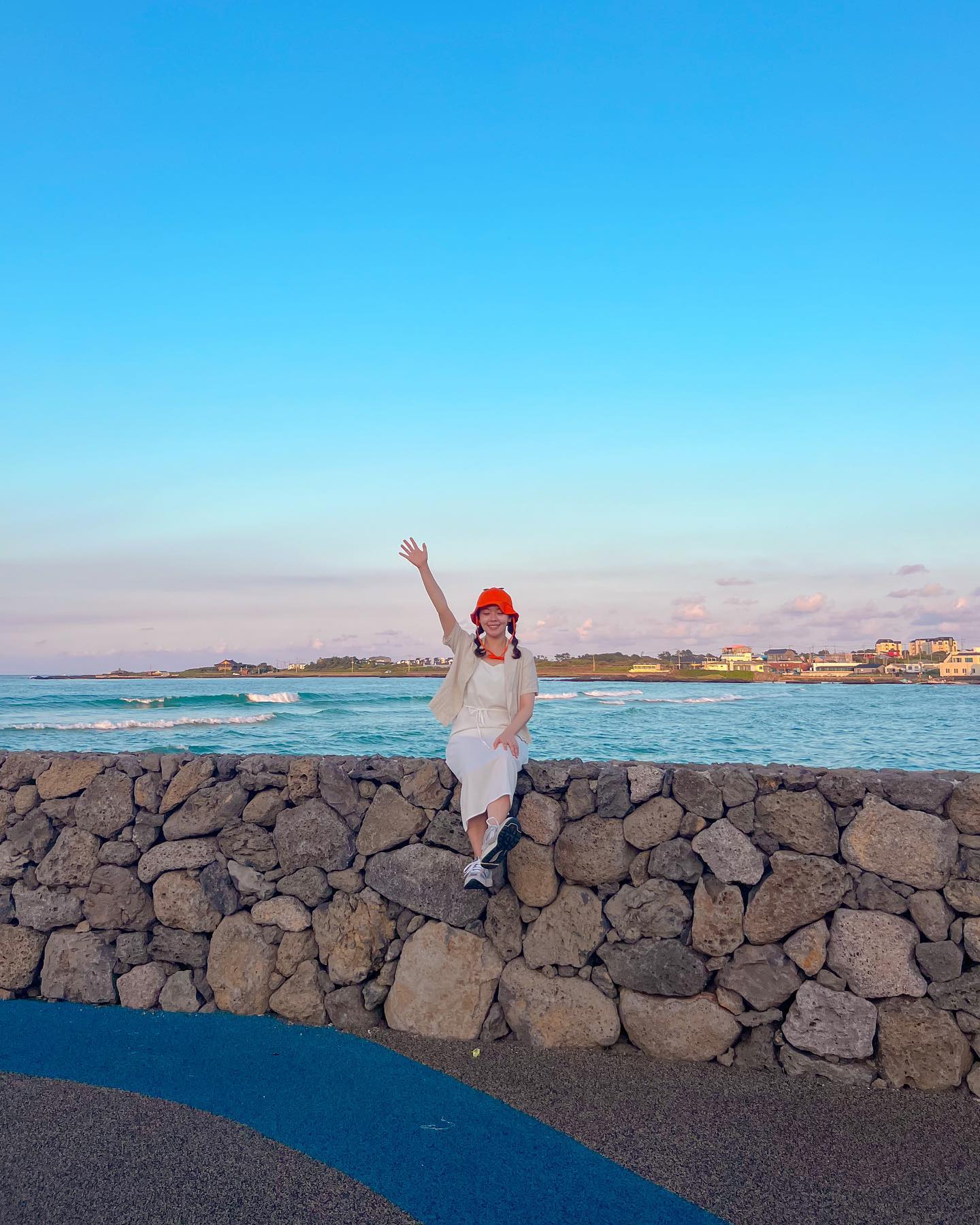 너무 예쁘던 제주바다..🫶

오랜만에 간 제주도, 비안와서 너무 좋고
덕분에 여행 내내 일몰도 보고 맑은바다도 보고!

오랜만에 좋아하는 길 따라 드라이브하고!
역시 제주 살아있네!🧚‍♀️

📌제주_동쪽여행지_세화숨비소리길
세화민속오일장, 세화해변이랑 같이 다녀오시면 좋아요! 

#제주동쪽여행#제주세화해변#숨비소리길#제주여행코스추천#제주도가족여행