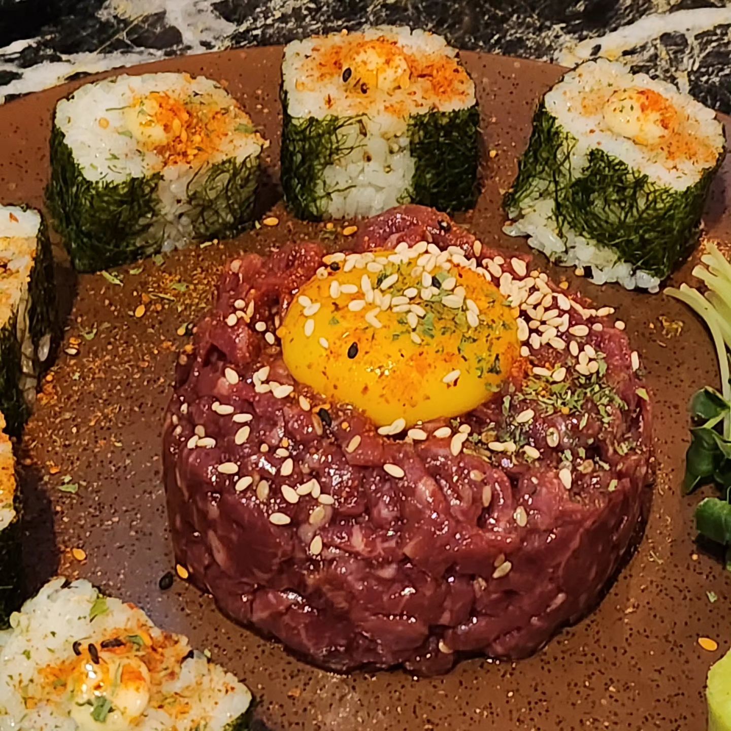 #평화시장

제원에 위치한 모든 안주가 맛있는 평화시장!

신선한 소고기를 특제 소스에 버무려 만든 육회와
명란 마요네즈가 올라간 감태말이를 함께 먹으니
감칠맛 폭팔해서 허겁지겁 먹게 되더라🔥

물 한방울 들어가지 않은 것 같은 찐한 크림과
쫄깃한 떡, 베이컨이 잔뜩 들어간 크림 떡볶이는
매콤해서 질릴 틈 없이 퍼 먹게 되는 그런 맛❤️

안주가 정말 다양하게 많아서 이것저것 먹기 좋고
특히 수제튀김은 꼭 먹어보시길 추천!! 바삭 그자체🍤

사태전골로도 유명한 평화시장 다음번에는 꼭 먹어보기!
사장님 손맛 짱짱 👍👍👍

✔️ 제주 제주시 제원길 19 
✔️ 화-목 17:00-02:00 (라스트오더 01:30)
✔️ 금-일 17:00-04:00 (라스트오더 03:30)
✔️ 매주 월요일 휴무

🍴 1++ 한우 육회 28,000원
🍴 매콤 크림 떡볶이 28,000원
🍴 수제 새우 튀김 3pcs 7,000원
.
.
.
.
#먹스타그램 #맛스타그램 #mukstagram #foodstagram #제주맛집 #제주맛집투어 #제주도맛집 #제주맛집추천 #제주술집 #제주도민맛집 #제주육회맛집 #제주제원술집 #제주연동술집 #제주인스타핫플 #맞팔 #먹팔 #먹스타 #소통 #먹팔하면맞팔 #평화시장 #연동술집 #노형술집