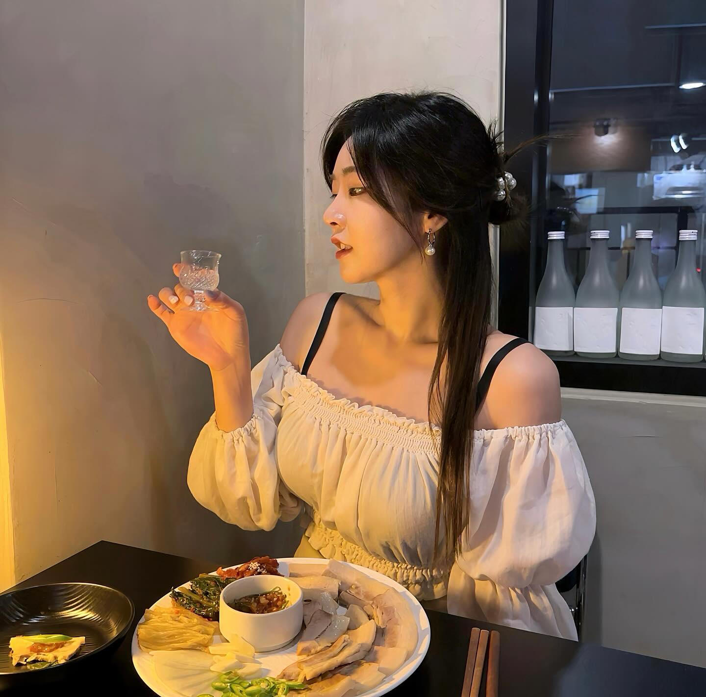 #광고
단골이 된 지 벌써 1년이 넘은 #합정술집 ’#그늘 ‘.
조용하고 세련된 분위기를 좋아한다면 이곳 추천!

재작년 생일도 이곳에서 특별하게 보냈었는데,
그때의 따뜻하고 소중한 기억이 아직도 마음 한편에 남아 있다.

화장실에 놓여 있는 일회용 가글 같은 작은 배려 하나하나가 참 인상 깊었고,
아늑한 분위기 덕분에 시간 가는 줄도 모르고 머무르게 된다. 

우리가 주문한 보쌈의 살코기는 부드럽고,
묵은지와 무김치 등 절임류는 간이 딱 맞아서
함께 먹으면 정말 완벽한 조화를 이룬다.

게다가 다양한 한국 전통주도 준비되어 있어
술을 좋아하는 사람이라면 이곳을 사랑하지 않을 수 없을 것이다.

합정에 올 때마다 거의 매번 들르게 되는 이곳,
앞으로도 자주 찾아갈 예정인다.

주소: 서울 마포구 독막로3길 33-3 지1층 
영업시간: 평일 15:30~02:00/주말 14:00~02:00

#합정맛집 #합정전통주 #합정데이트 #합정역맛집 #합정역술집 #서교동맛집 #서교동술집 #합정전통주 #서교동데이트 #홍대술집 #홍대맛집 #홍대전통주 #합정그늘