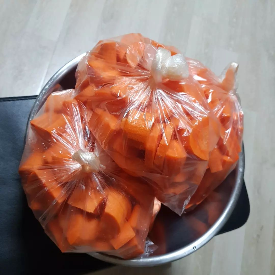 당근10kg 

40개 중에 16개. 
동생 먹으라고 열심히 칼질해주러 다녀갔다 ㅋ

김주부 감솨 🤗🤗

열심히 사과랑 갈아먹어야지 😝🤤

#우렁각시 #당근 #양배추한망