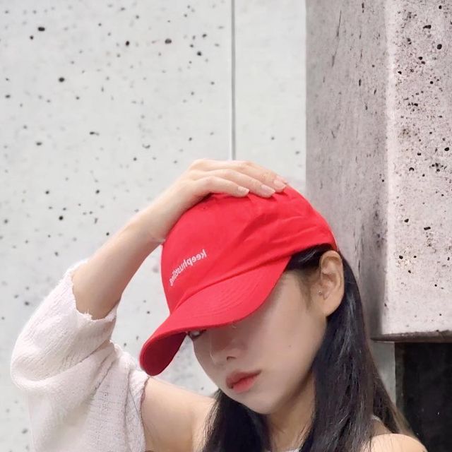 멍뭉지 🐶 on Instagram: ". 자신의 목표를 위해 열심히 살아가는 허슬러들을 위한 브랜드 @keephustling_official 완전 쨍 한 컬러의 볼캡 ❣️ 맘에들엇 #킵허슬링 #볼캡 #캡모자 #볼캡코디 #볼캡브랜