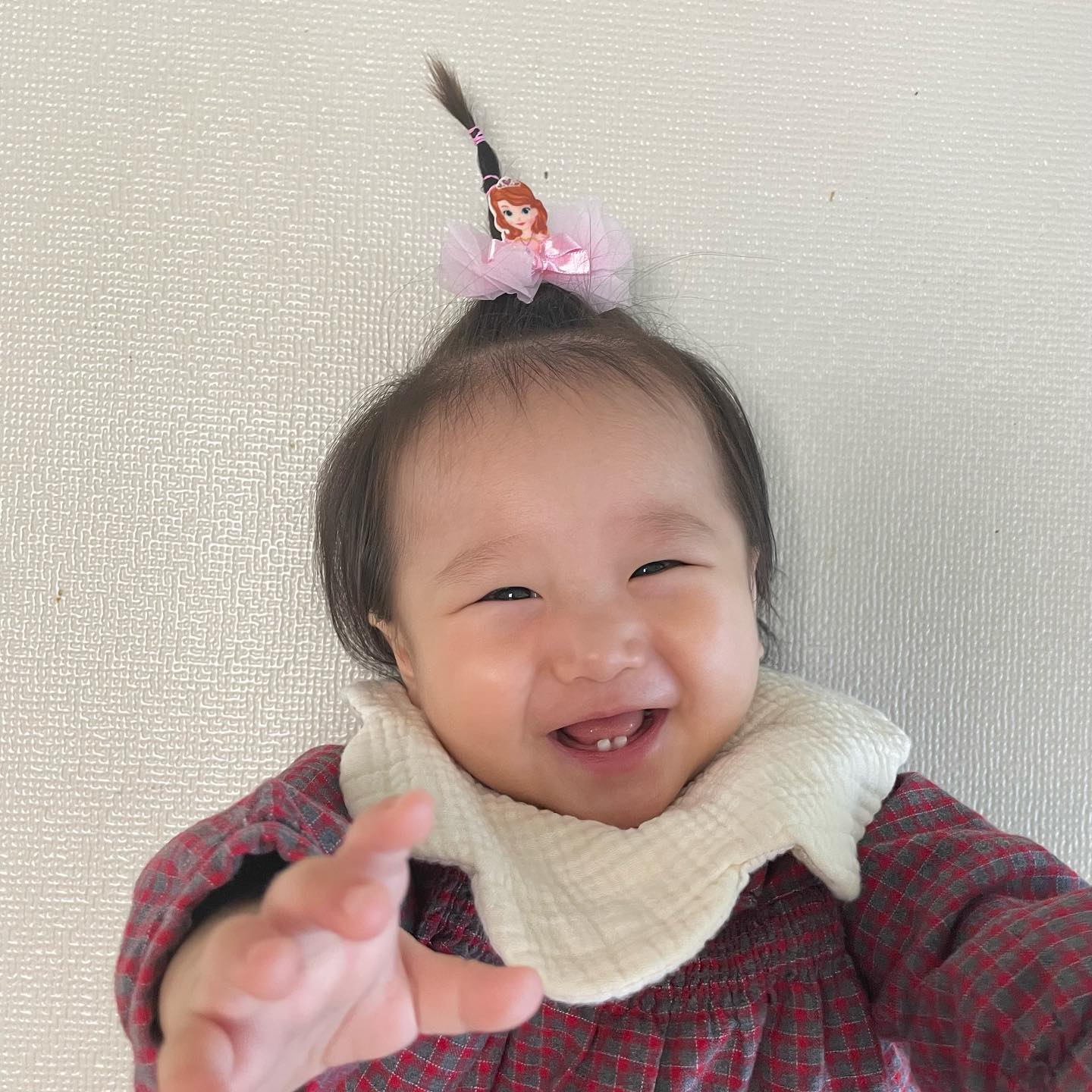 #쁠리피드

사과머리해서 등원시켰는데 산다라박머리로 돌아온 유니 ㅋㅋㅋㅋ🤣🤣🤣
얼집 문 열리자마자 너무 귀여워서 엄마 기절 ㅠㅠ🥹🥹

#태어난지293일
#9m19d
#41w6d
#9개월아기
#흑호랑이띠
#육아소통