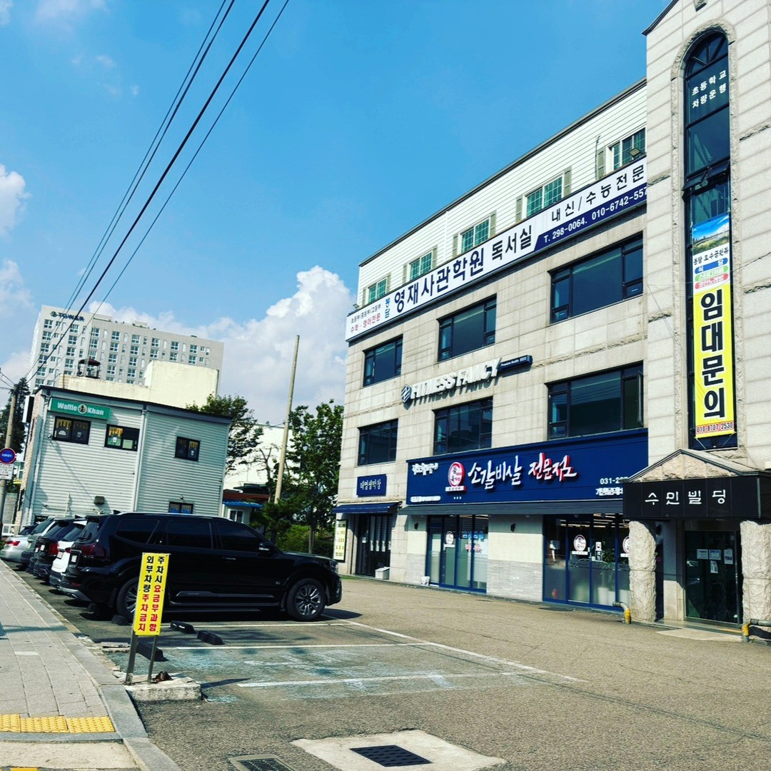 #내돈내산 #찐후기 #맛집인정

오늘은 제가 쉬는날인데 저희 아파트가 어디까지 올라갔나 궁금해서 갔다가 주변을 둘러보는데 소갈비살집이 딱보이더라구요!!😍

오늘 점심은 저희가 곧 이사갈 봉담에 위치한 화성 봉담에 위치한 품육 소갈비전문점에서 점심을 먹었어요😊

차를 가지고가면 주차전쟁 다들 한번씩 겪으시잖아요?! 여기는 주차 걱정은 없을꺼같아요 한쿡사람들이 좋아하는!!
주차비는!! 무료!!🥰

외관은 뻥뚤려서 너무 시설이 깨끗했구요 저랑 남편은 갈비살 반반이랑 육회랑 고기하면 빠질수 없는 비빔냉면을 시켰어요!!😘

결론부터 말씀드리면 저희 부모님 데리고 또 가고싶은집이예요!!😍

와..저 진짜 제가 먹은집중에 5손가락 안에 꼽혀요!! 메뉴를 고르는데 무슨 메뉴가 잘나가냐고 물으니까 육회가 제일 잘나간다고 하시더라구요!!

고기가 나오기전에 육회가 먼저 나왔는데 너무 비쥬얼 이쁘지않나요?!🤣

솔직히 음식점은 눈으로 먹는것도 무시못하는데 여기 진짜 가지런하게 육회가 나오더라구요! 칭찬해!!👏

와 근데 육회가 입에 들어가면 사르륵 녹더라구요!! 육회 먹다보니까 갈비살이 나왔는데 여기서 한번더 놀랐어요!!
와..진짜 갈비살 그냥 미쳤어요😭
갈비살에 소스가 카레가루랑 소금이랑 쌈장이나오는데 그냥 먹어도 너무 맛있는데 카레가루가 갈비살에 이렇게 잘어울리는지 몰랐는데 와..진짜 집에서도 나중에 고기에 카레 찍어먹어봐야겠어요 너무 맛있던데요?!😲

그리고 결정적으로 고깃집은 환기가 제일중요한대 동영상으로 보는것처럼 환기가 엄청 잘되서 옷에 냄새 베는일은 없어서 너무 좋았어요!!👍

#경기맛집#화성맛집#화성시맛집#화성고기집#화성봉담맛집#봉담맛집#봉담고기집#상리맛집#화성시고기집
