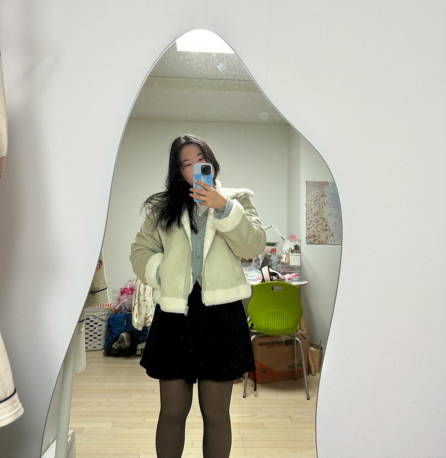 ❤️전시회룩 

새로 산 옷으로 코디! 

🎪미스치프 전시회 갔다왔는데, 은근 작품이 난해하고 이해하기 어려웠던.. ㅎㅎ

영하온도에도.. 🥶🥶무스탕 포기못해요 ㅠㅠ 

무스탕 하나 장만하고 싶었는데, 요즘 부쩍 살이 올라서.. 안어울렷거든요 ㅠ 
======> 스파오 무스탕은 딱 핏이 괜찮더라고요!! 

👗

▶️ 상의 : 케이클럽 니트 가디건
▶️ 하의 : 스커트 (옛날에 산거라.. 정보가 없어요 ㅠ) 
▶️ 아우터 : 스파오 퍼배색 무스탕 아이보리