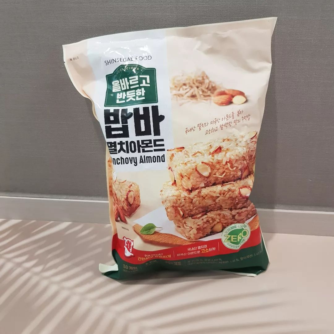 #협찬

맛있는 간편식

#올바르고반듯한 
#밥바 

멸치와 아몬드를 전통 방식으로 볶은 뒤 
밥과 함게 버무려 네모 모양으로 만든 주먹밥으로

길쭉한 바 모양으로 생긴 신개념 주먹밥👍
각각 개별 포장 되어 있어 
먹기도, 보관도, 조리도 모두 편함🥰

멸치와 아몬드를 전통 방식으로 볶은 뒤 
솥으로 지은 밥에 잘 버무려서 그런지
고소함이 입안에서 퍼짐👏

거기다  엄격한 기준으로 
첨가물 최소화한 3무첨가
 (아스파탐, 아세셜팜칼륨, 수크랄로스)

지금같은 방학때 특히
멀 해줘야하나 고민할 필요없이 믿고  먹일 수 있는 제품❤

밥바먹다가 
목 마를때 같이 먹음 좋은 첨가물을 최소화한
새콤달콤 어린이 음료 먹음 맛이 더 2배👏

합성첨가물을 최소화하여 
안심하고 섭취할 수 있으며
(5무 : 안식향산(보존료), 안식향산나트륨(보존료), 아스파탐(감미료), 아세설팜칼륨(감미료), 사카린나트륨(감미료)

🍊새콤 감귤
- 제주산 감귤 농축 과즙액을 사용하여
  새콤 달콤한 맛

🍍 달콤 파인애플
- 필리핀산 파인애플주스 농축액을 사용하여 
  새콤달콤한 맛

실온 제품으로 언제 어디서든 간편하게 섭취 가능👍

#올바르고반듯한 #밥바 #주먹밥 #네모밥 #트레이더스필수템 #단백질밥 #우리아이간식 #다이어트식단 #간편식 #어린이음료 #새콤 #달콤 #새콤달콤 #감귤 #파인애플 #소용량 #셀러뷰