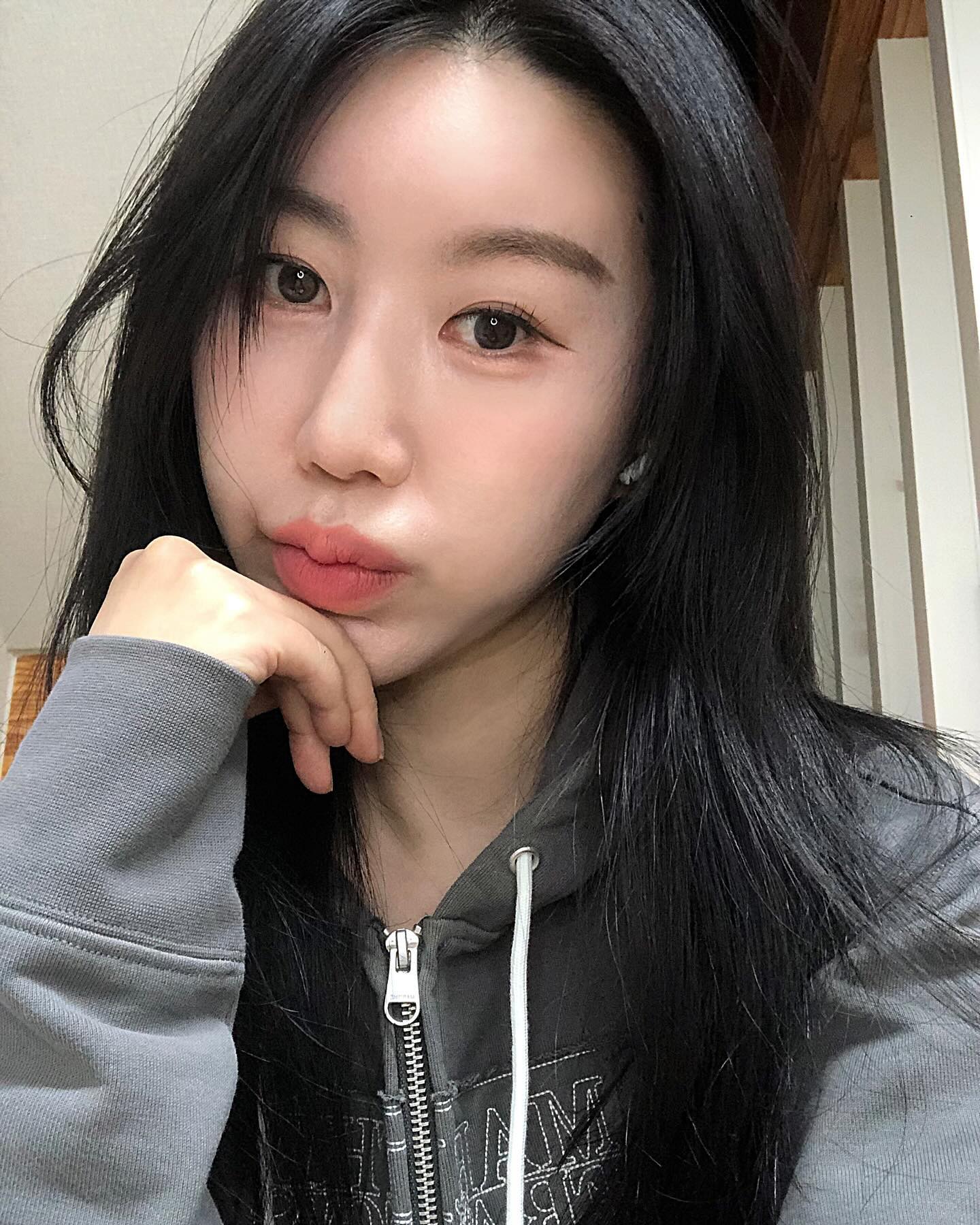 #제품협찬 렌즈미 러버블 원데이 쵸코와 그레이 컬러를 착용해봤습니다 : ) 🖤휴대하기도 좋고 간편해서 원데이 렌즈를 선호하는 편인데 재질도 퍼스퍼콜린 재질로 착용감이 편하고 그래픽도 자연스럽고 또렷해서 데일리로 착용하기 딱 좋은 렌즈에요!

✔ 1day/30P 하루 착용 팩렌즈
✔ 색상 : 쵸코, 그레이
✔  55,000원 (1+1)
✔ 그래픽 직경 : 13.0mm
✔ 퍼스퍼릴콜린