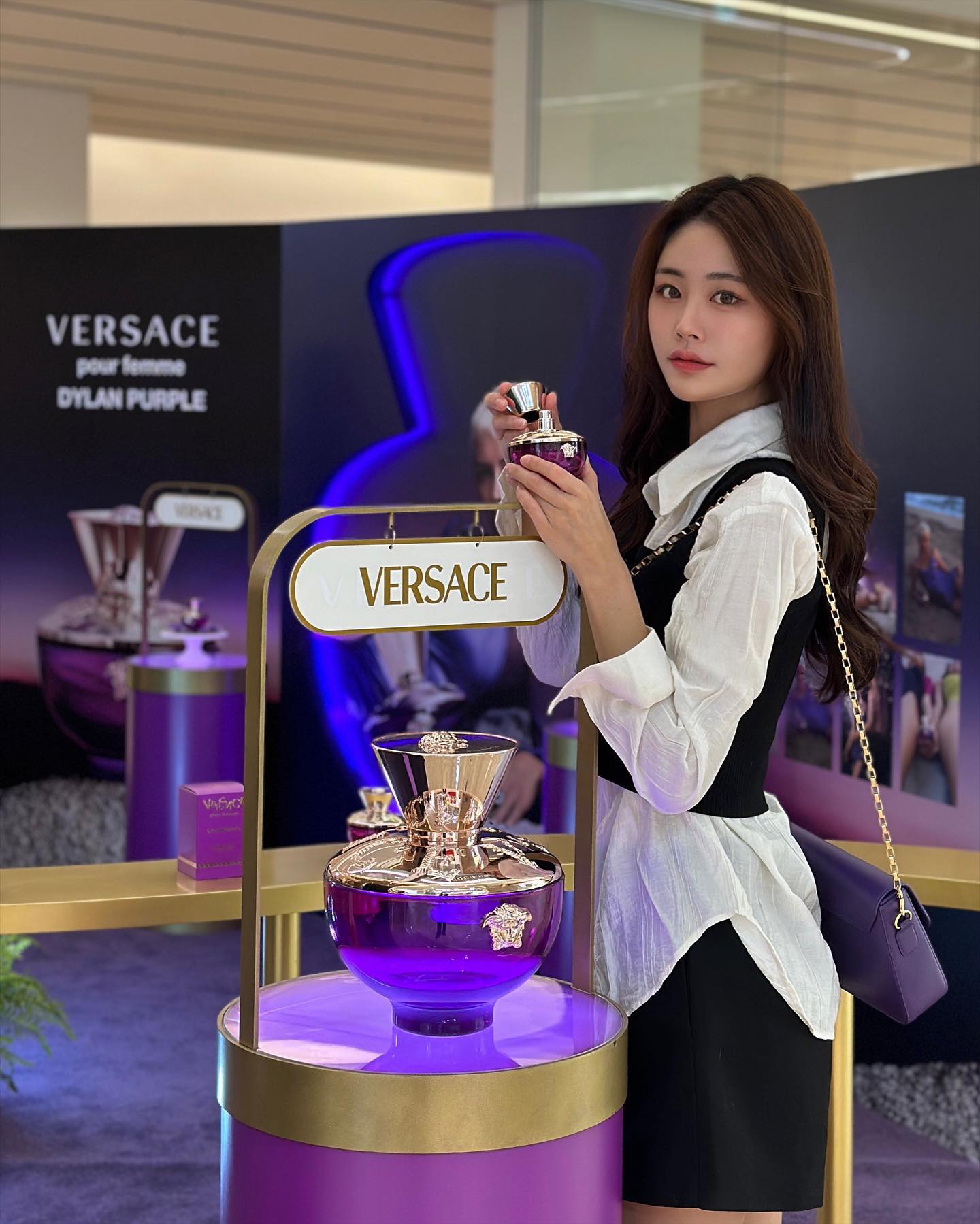 #광고 versace sims_perfume 

베르사체에서 새롭게 선보이는 향수
‘DYLAN PURPLE’

멋지고 똑똑한 이미지의 
매력적인 소녀를 연상시키는 향수로

상쾌한 과일향과 꽃 향기가 어우러져
매혹적인 일몰, 물가에 비치는 노을의 보랏빛과
향긋한 바람의 향기를 떠올리게 하며

전체적으로 강렬하면서도 섬세한 느낌이 담긴 ꯁ

감각적인 보틀부터 시선을 사로잡았고,
오랜만에 마음에 꼭 맞는 향수를 만난 것 같아 설레었다 •◡•

일상을 더욱 특별하게 만들어줄
베르사체 딜런 퍼플,
지금 롯데월드몰에서 만나보기 !

📍 론칭 기념 팝업스토어
- 일정 : 2024.1.12 ~ 28
- 운영시간 : 10:30am ~ 10:00pm
- 장소 : 롯데월드몰 1층

#versace #dylanpurple #perfume #versaceperfume #베르사체 #베르사체향수 #딜런퍼플 #롯데월드몰 #팝업스토어