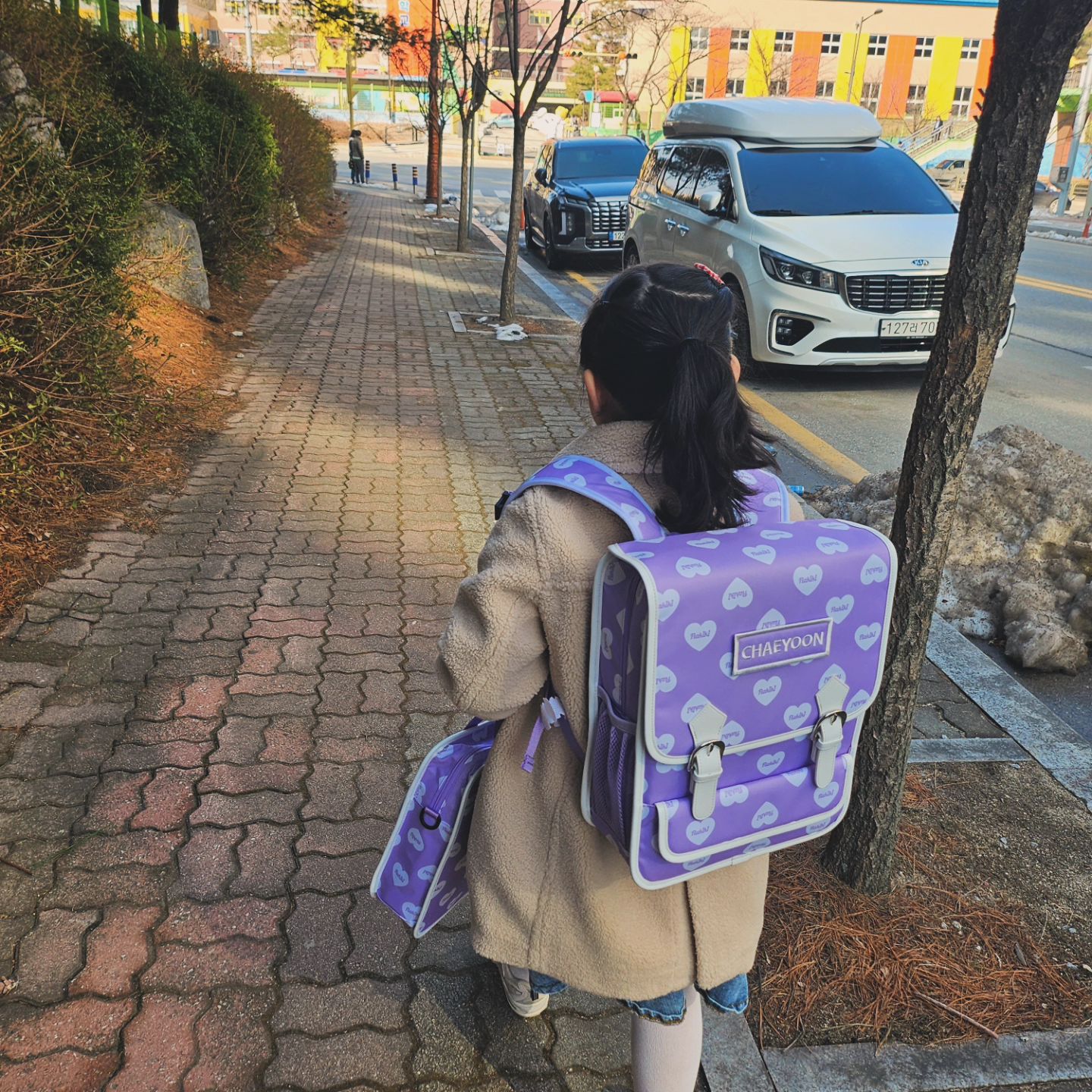 너의입학식🩷
어린이집 첫등원때 울어서 한달을 같이 다녔는데
이렇게 커서 혼자 선생님 따라 교실을 가다니 !
처음이라 모든것이 낯설고 힘들겠지만
즐겁게 잘 적응할거라 믿어!
엄마는 더 부지런해져야겠지만🤣🤣
열심히 도와줄게 
너의 새로운 사회생활을 응원해 우리딸💜
입학 너무너무 축하해 🩷🧡💜
.
.
ㆍ
#초등학교입학식 #입학식 #초등학생 #이제초딩 #ㅋㅋㅋ #입학 #초등학교입학 #축하해 #사랑해 #기특해