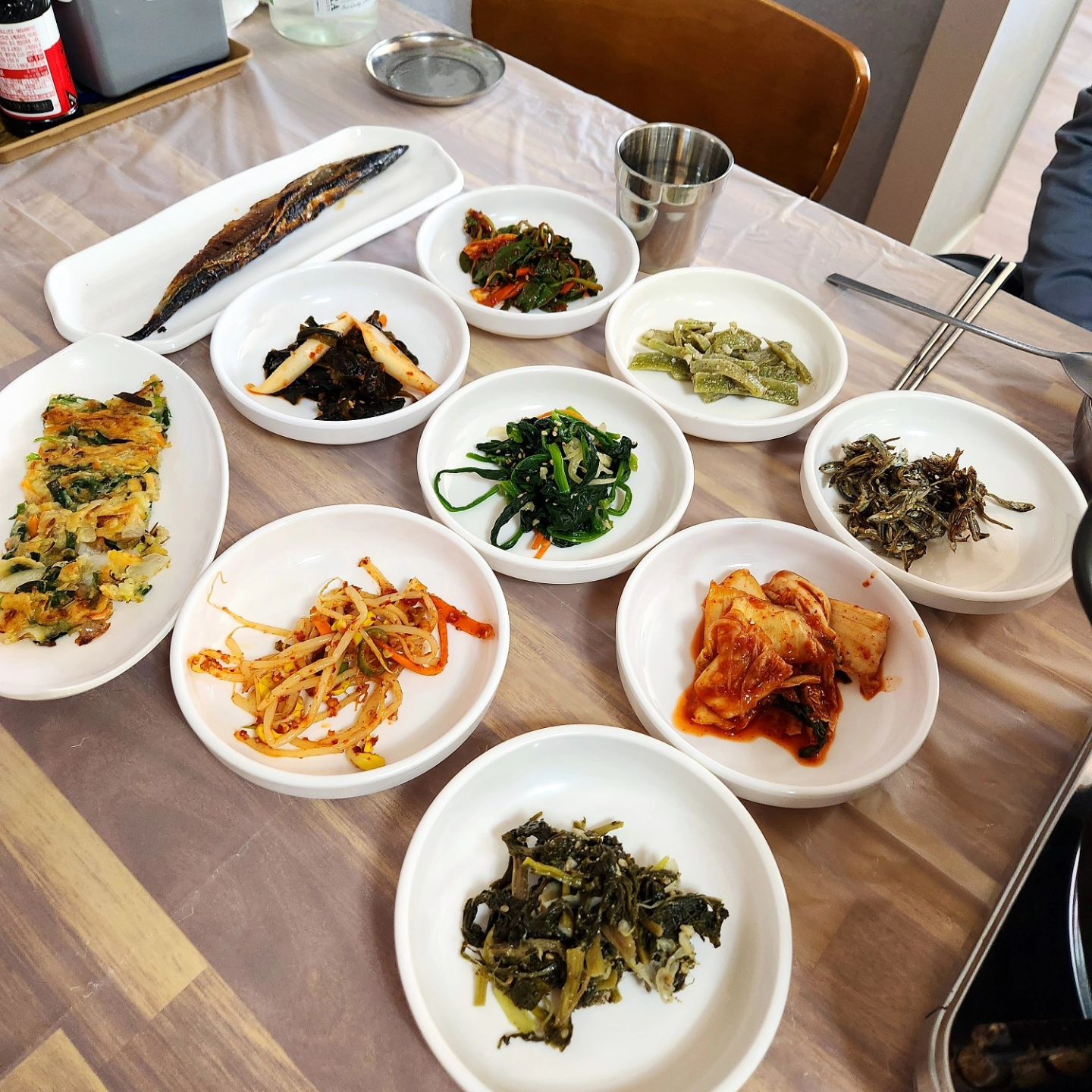 천리포 해수욕장 바로 앞에 있는 횟집**

우럭지리탕 시켰는데 꽁치구이에 부침개까지
10첩 반상이 나와서 여행 마지막 날 아침부터
든든하게 잘 먹고 왔다. 언제 다시 태안에 갈지는
모르겠지만 그때도 계속 그대로 있었으면..

#관해수산 #천리포맛집 #천리포횟집 #태안맛집
#천리포해수욕장맛집 ##천리포수목원맛집