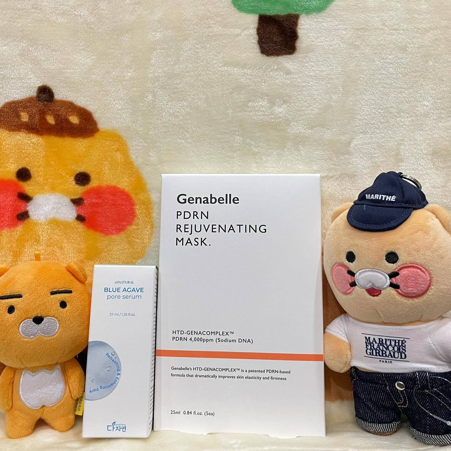 글로우픽에서 깜짝선물 받은 글로리어워드 수상템, 제나벨 리쥬비네이팅 마스크와 다자연 블루 아가베 포어 세럼🪴

항암 끝난지 얼마 안돼서 피부도 눈도 예민하고 특히 자극적인 거 닿으면 눈에서 눈물 줄줄 나는데 두 제품 모두 정말 순하고 눈시림이 전혀 없더라고요🫢

팩도 사용후에 피부가 쫀쫀해지고 이름대로 애기피부 되는 느낌이었는데 블루 아가베 포어 세럼은 정말 👍

피부보습에 집착해서 히알루론산 사서 화장품에 섞어 쓸정도인 저였는데, 이 제품은 히알루론산보다 천연성분 비중이 높은데도 히알루론산 함유를 내세운 다른 제품들보다 개인적으로 피부보습도 잘되는 느낌을 받랐고 미끄덩거리지 않아서 왜 어워드 수상템인지 알겠더라고요🤗 선물받은 제품이지만 정말 강력 추천해요!

#글로리그램 #글픽인증