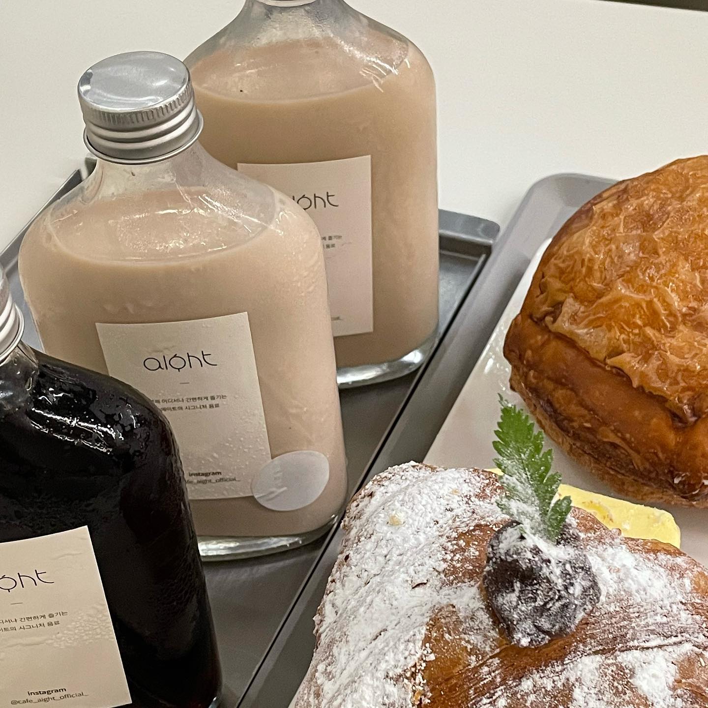 🥤 올잇이 인증 대전 대형카페 맛집 🥤

📍장소 : 카페 에이트 (유성구 한밭대로 458)

대전 유성에 초대형 카페 에이트 두두등장 🥨 
영상 필수감상 부탁요 ,, 뷰 보이시나요 ?
대전에 이런 카페 생겨주셔서 감사합니다… 요기 베이커리도 맛집, 커피도 맛집 ㅠㅠ 밀크티 애플 꼭 드셔보세요 진짜 추천!!!!
정원같은 분위기에, 주차 100대 이상 완비
이제 날도 시원해지는데, 야외, 테라스 카페 무적권이징 👍👍👍

#광고 #대전카페 #유성구카페 #대전디저트 #대전카페추천 #대전데이트코스 #에이트 #먹팔 #먹스타그램 #먹팔맞팔 #먹팔환영
