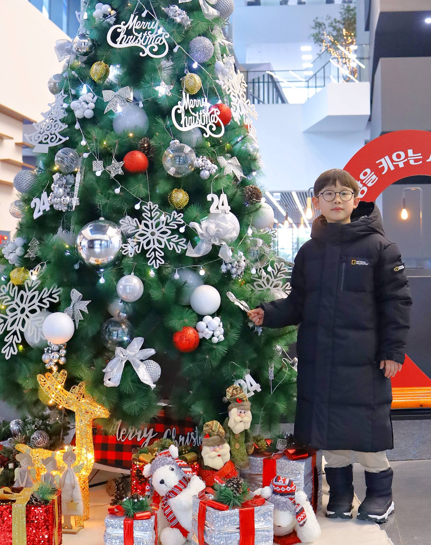 #광고 ng_apparel.kids

추운 올 겨울을 따뜻하게 보내기 위해
준비한 #키즈롱패딩 & #키즈방한화 
모두 #내셔널지오그래픽키즈 의 제품인데요 !

내셔널지오그래픽 시그니처 아이템인
롱패딩은 R.D.S 인증받은 구스다운을
충전재로 사용하여 가벼우면서도
따뜻한 겨울을 보낼 수 있게 도와주고,
소프트한 터치감의 패딩 어퍼로 이루어진
방한화의 경우 이물질을 닦기에도 좋고
기모 안감을 더하여 더욱 포근하게
신고 다니기 좋은거 있죠 ~

아웃도어 브랜드답게 발수가공 소재에
보온성까지 단단하게 챙겨지다 보니
올겨울 든든하게 보내기 딱이에요 !

앞으로 더욱 추워지는 겨울 대비는
롱패딩과 방한화 준비로 든든하게 보내보자구여 :)

#키즈롱패딩 #키즈패딩 #남아패딩 #여아패딩 #주니어패딩 #키즈신발 #키즈방한화 #남아신발 #여아신발 #키즈겨울패션 #키즈겨울아이템 #키즈옷 #키즈코디 #주니어옷
