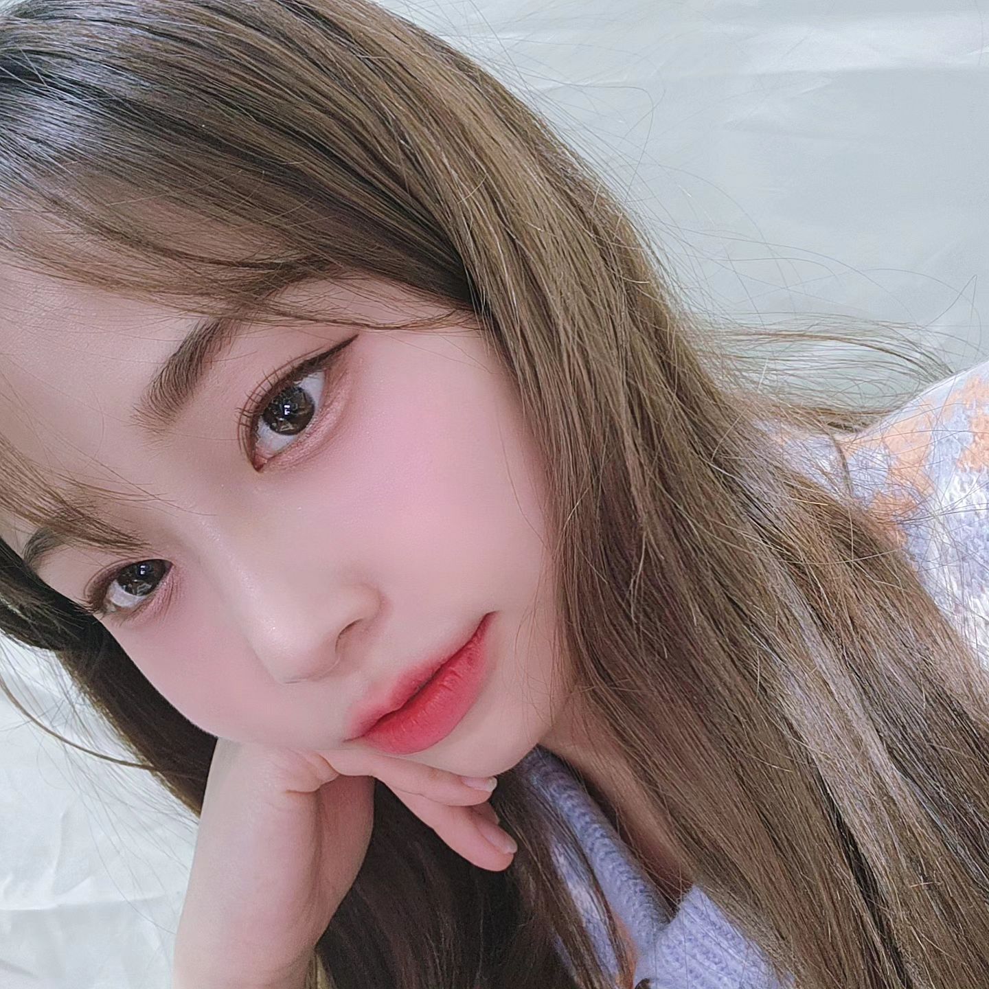 #협찬 [입큰] 플랩 원 뮤즈 언더 아이포인터
보아라 나의 애교살 메이크업을 !! ✨️

입큰에서 나온 애교살 메이크업 아이포인터 4종은
✔️ 어색하게 둥둥 떠있는 애교살이 아니라 눈 밑을 통통하게 채워내는 듀얼 스틱 타입
✔️ 핑크, 샴페인, 코랄, 베이지로 각각 울먹 영롱,빌더블 펄 글리터
✔️ 내장되어 있는 컨실러는  초슬림 2mm로 애교살은 밝히고 잡티 커버링이 가능한 멀티 컨실러 라이너 예요!

다양한 컬러 바리에이션으로 데일리로도 사용가능하고 특별한 날 더 포인트를 주고 싶을때도 사용가능할 것 같아
색상별로 쟁여두고 사용해도 너무 너무 좋을 것 같아요 😗

01. 얼티밋 샴페인 (사용컬러✨️)
02. 누가 베이지
03. 핑크 아카이브 (원픽컬러💕)
04. 피치 블로어

ipknafficial
#협찬 #입큰 #ipkn #플랩원뮤즈언더아이포인터 #입큰애교살메이커 #듀얼글리터