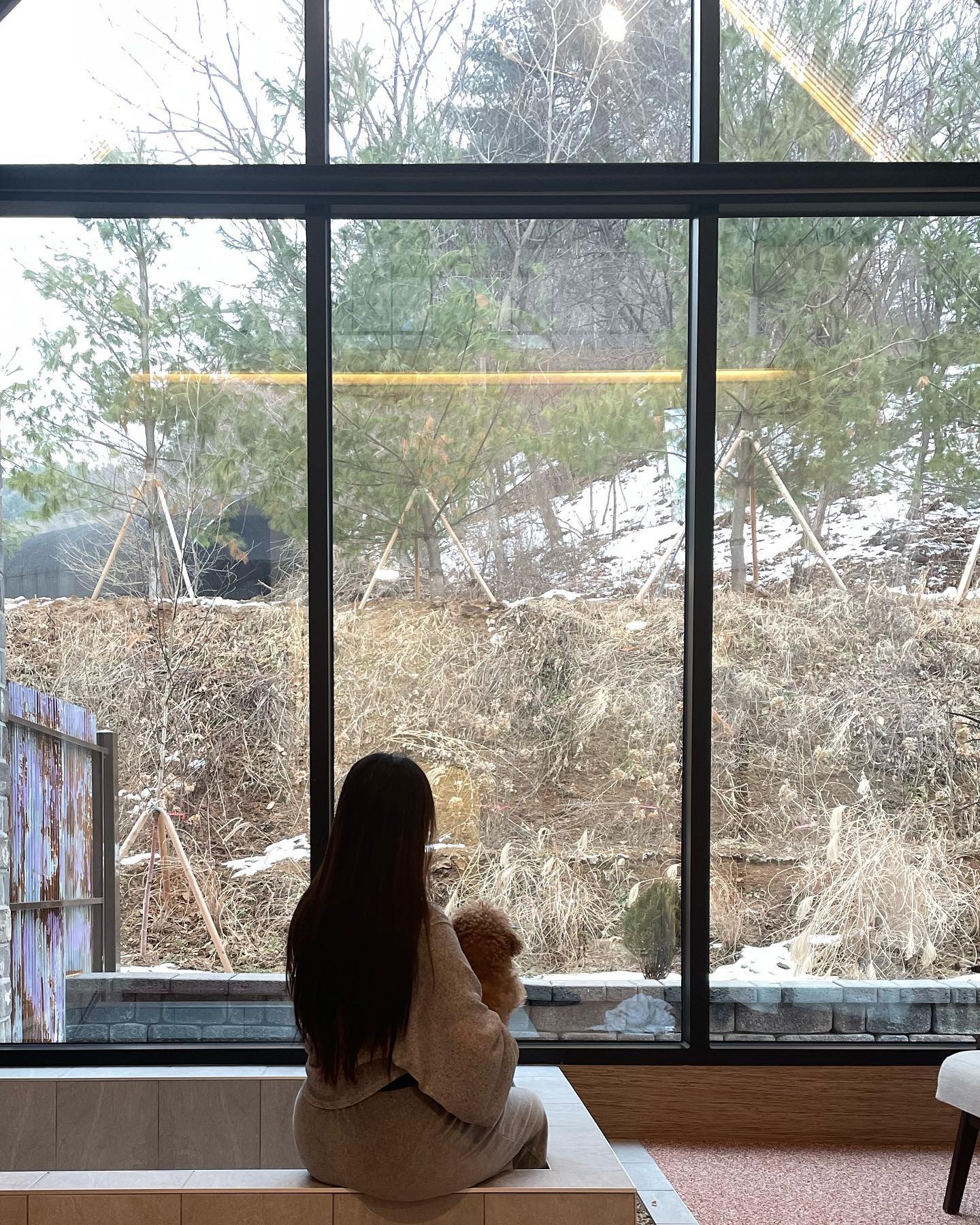 #협찬 🏘️반스힐리조트🏘️ barnshillresort

강원도 홍천에 위치해있는 감성 가득한 독채 풀빌라, 반스힐리조트♥️

📍 주소 : 강원 홍천군 서면 상귀량길 193
☎️ 연락처 : 0507-1422-7925
✅ 예약 : 네이버 예약 또는 전화 문의

▫️서울에서 1시간 거리, 홍천 소노펠리체 비발디파크에서 15분 거리에 위치🚗
▫️30년 건축장인이 직접 건축한 곳으로 객실마다 설치되어 있는 개인 풀장과🏝️ 실내 자쿠지🛁
▫️복층형 구조로 설계되어 있어 2층은 밤하늘의 별을 바라볼 수 있고✨
▫️애견동반이 가능한 객실에는 팻드라이어가 따로 구비되어 있고🐶
▫️유럽풍의 이국적인 감성 & 캠핑감성 & 불멍을 프라이빗한 공간에서 모두 느낄 수 있어요🤍

🔗네이버 예약 링크
https://naver.me/G0lza6vL 

#홍천펜션 #홍천리조트 #프리미엄펜션 #홍천풀빌라 #홍천고급펜션 #풀빌라펜션 #자쿠지펜션 #강원도펜션 #홍천반스힐리조트 #반스힐리조트