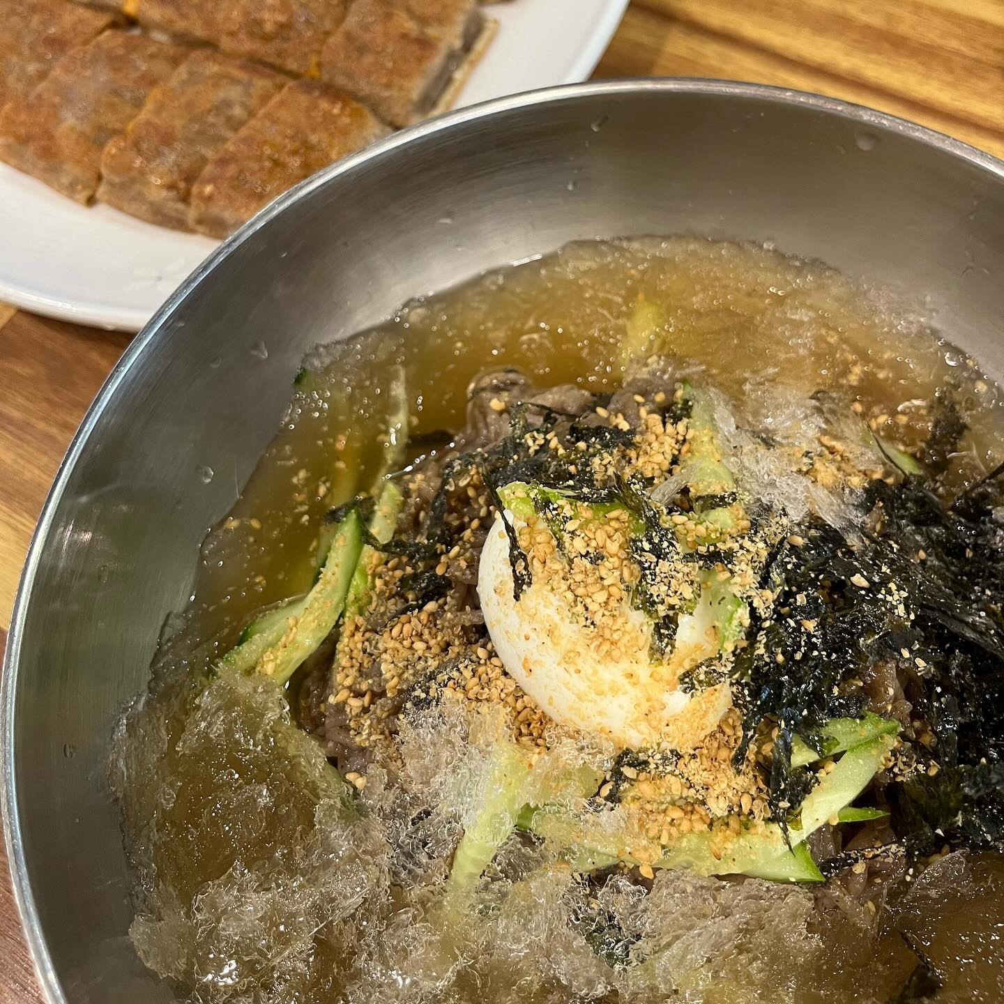 #체험단리뷰
주문 즉시 뽑는 98% 메밀 찐맛집! #메밀정원 🍜
충남 공주시 반포면 금벽로 1384 (마암리 225-7)
매일 10:00 - 15:00 영업

주문 메뉴 🥟
물막국수 / 비빔막국수 / #메밀전병 / 영양만두

다이어트 . 이뇨작용 향상 . 고혈압 완화 . 간 기능 소화 성인병 예방 . 당뇨 혈액 순환에 좋은 으뜸 #공주맛집 👍🏻

#충남공주맛집 #충남맛집 #충남막국수 #충남공주막국수 #공주막국수 #공주반포맛집 #공주반포막국수 #공주메밀전병 #막국수맛집 #충남공주수제비 #수제비맛집 #공주수제비 #공주가볼만한곳 #공주맛집추천 #공주맛집베스트 #공주데이트 #마암리맛집