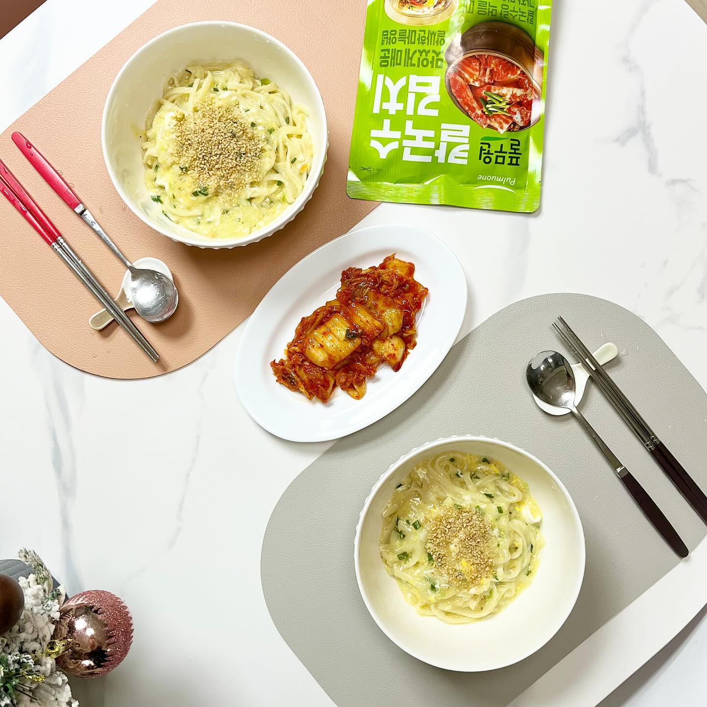 #제품협찬 추운 겨울 생각나는 뜨끈한 칼국수와
함께 먹을 때 가장 맛있는 '풀무원 칼국수 김치'

칼국수맛집에 가면 꼭 있는 칼칼하고 아삭한 김치를
이제 집에서 먹을 수 있다니 우리집이 칼국수 맛집이다!

알싸한 마늘과 고추씨로 맛을 낸 칼국수 김치는
한 입 크기로 송송 썰어 담아져 손질할 필요도 없고
칼칼한 맛이라 삼삼한 국물의 칼국수와 먹으니 찰떡!
수제비나 수육과 함께 먹기에도 너무 좋을 것 같다.

김장독 쿨링 시스템으로 아삭하고 신선한 맛을
오랫동안 유지할 수 있다고 하니 더 좋아!

* 간단한 칼국수 레시피
1. 멸치다시다육수 1L에 칼국수면 2인분 넣어 익히기
2. 다진마늘 1/2T, 국간장 1T, 멸치액젓 1T, 쪽파, 소금간
3. 계란1개 둘러 후춧가루 톡톡 
4. 선택 : 김가루, 깨소금, 고춧가루 고명

#풀무원 #풀무원칼국수김치 #칼국수김치 #수제비김치 #풀무원김치 #마늘김치 #맛김치 #아삭김치 #칼국수 #수제비 #수육 #김치추천 #김치레시피 #김치맛집 #해물칼국수 #칼김 #수육김치