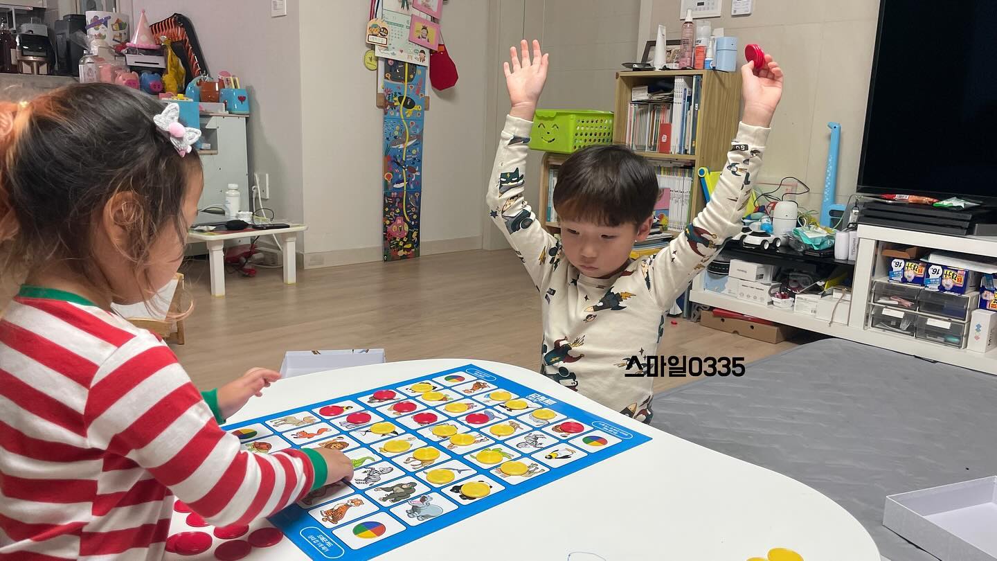 #협찬 play_smarter_
-
재미있게 즐기는 동물카드게임
집중력은 높이고 순발력도 높이는 두뇌게임
-
동물카드를 보고 게임판 위에 칩을 올리기
4개가 나란히 되면 시퀸스 하고 외치기 !!!
가로 4개 / 세로 4개 / 대각선 4개 시퀸스 !!
-
내것만 보면 상대바잉 먼저할 수 있기에
상대방패도 잘 보면서 게임즐기기!!
-
유니콘,드래곤 카드가 있는데, 
유니콘은 원하는 위치에 칩을 옮기고
드래곤은 상대방 칩 뺏기 !!! 
-
유니콘,드래곤 나오면 엄청 좋아해요
와 신난다 ~!!!
아이가 함께 즐길 수 있어서 굿!
-
#시퀀스패밀리 #행복한바오밥
#7세유아보드게임 #집중력 #보드게임
#엄마표놀이 #보드게임추천 #놀이학습 #한글교구