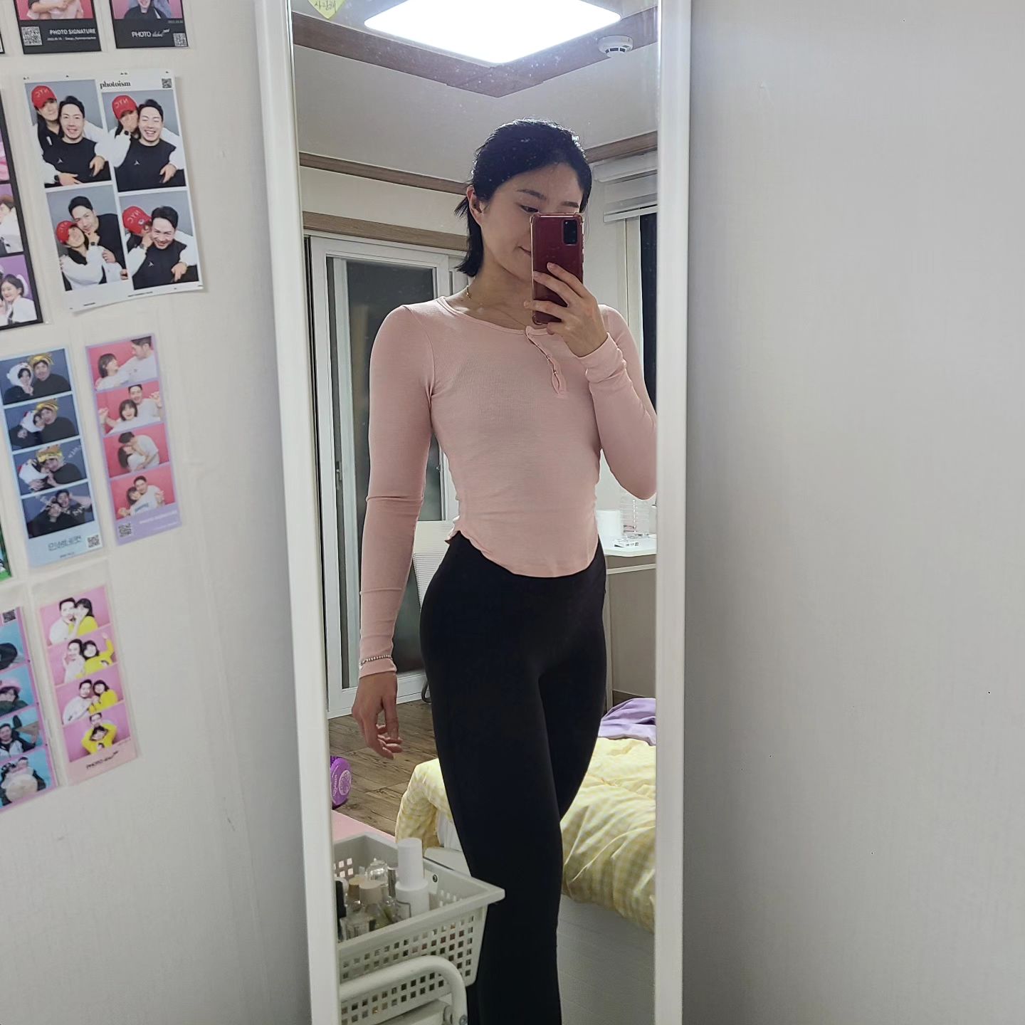 🩷
65kg에서 61kg 진입
곧 앞자리가 바뀔 생각에 벌써 설레이네요

어제는 괜시리 속상하고 다 내려놓고 싶던 날이였어요
도망치고 싶다 그만하고 싶다.. 그런 부정에 사로잡혀 있던 중
문득 이 말이 떠오르더라구요

"내일은 내일의 태양이 뜬다"

어제의 부정은 어제의 부정일 뿐
또 다가오는 하루는 새로운 시작이기에
순간의 부정적인 감정 때문에 다음날을 망치고 싶지 않았어요

하루가 지나고
내려놓지 않아서 다행이라는 생각이 제일 먼저 들었네요

이렇게 건강한 생각을 가질 수 있게 된건
운동의 영향이 정말 큰 것 같아요

모두가 운동을 통해 몸도 마음도 건강해지길
진심으로 응원합니다