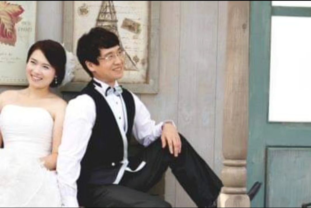 #결기12주년🤵🏻👰🏻 

우와~ 벌써 결혼한지 12년차-
웨딩촬영 힘들게 했고 신행 잼나게 갔다왔는데 
결기에만 다시 사진을 찾게 되는 신기한 패턴 !!
나도 예쁘고 날씬할때가 있었다는거 잊지말쟈 🤣
날이 갈수록 주름도 지방도 같이 늘어나서
사진 볼때마다 지금의 벌크업에 깜짝깜짝 놀라게 되네 -
맞아~ 
우리는 남들한테 보여지는것보다 그냥 있는 그대로 재미지게 살아왔던것 같다!!
신행사진에서 조차 우아하고 멋짐보다는 우리 스타일대로
아주 그냥 어처구니가 없네 🤣
둘에서 넷이 된 지금 매순간 같이 하는 우리 넷 -
올해도 행복하게 재미지게 건강하게 잘 살아봅시닷 ❤️

#결혼기념일 #다른사람이랑 #결혼했었나 #사진보다가 #옆을보니 #딴사람이 #실화인가요 #해마다벌크업 #사랑도 #의리도 #벌크업 #올해도 #재미지게살자요