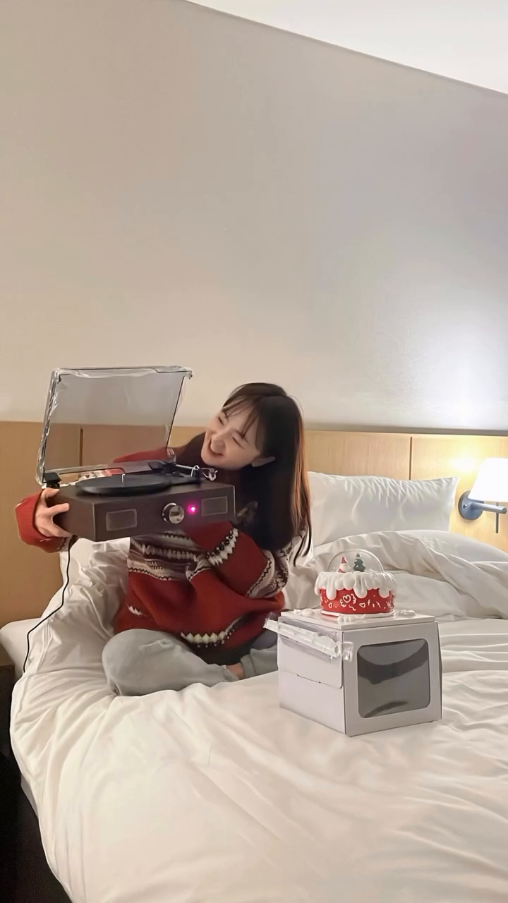 4년째 하는 연말파티 🎄
랜덤 선물 주고 받기 너무 좋은것 레코드 판 너무 예뽀 💚❤️💚 레코드 당장 사야짓