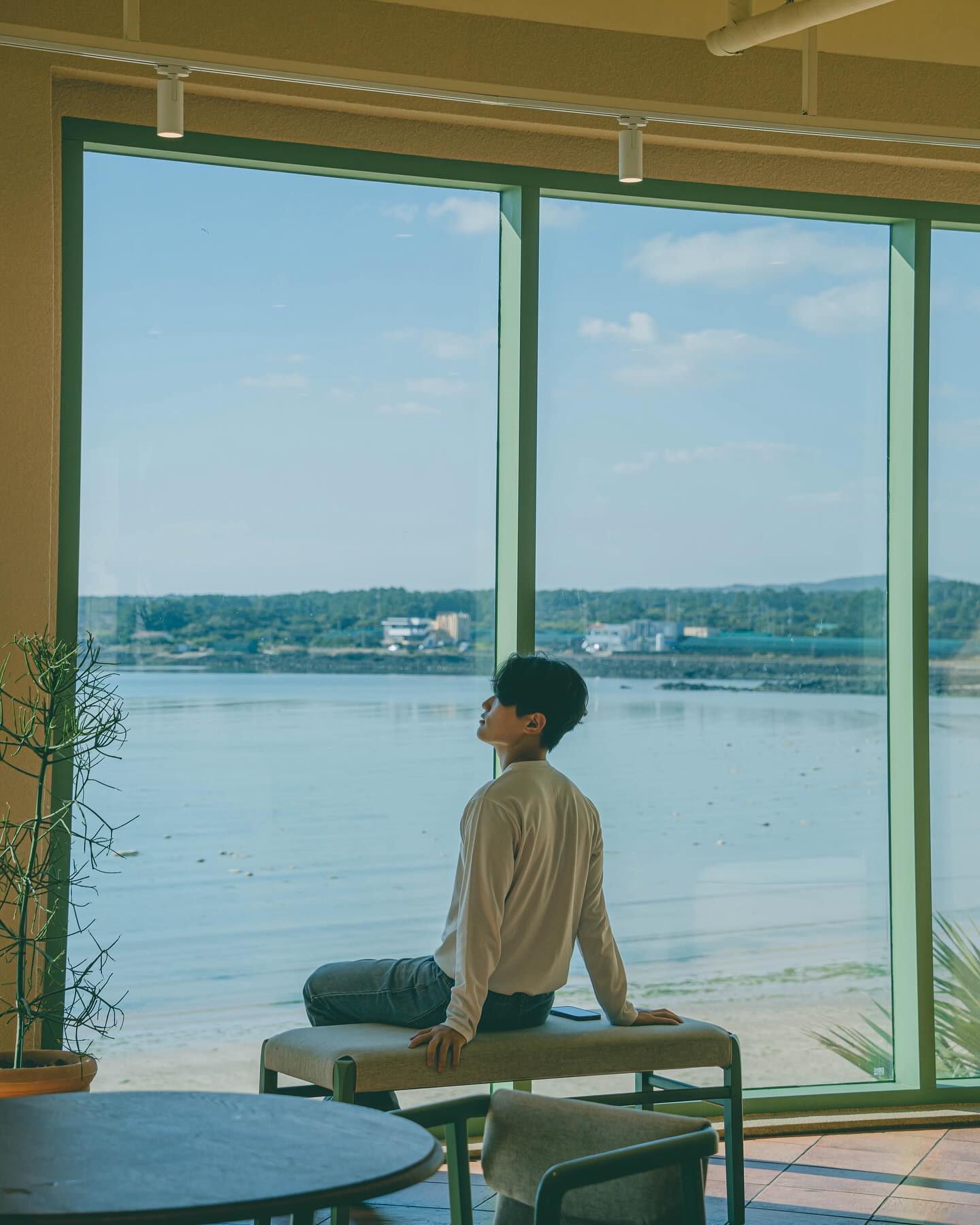 🌊 제주 감성 가득 오션뷰 카페는 여기!

🏤 온통 유럽풍으로 꽉 담긴 <서귀피안 베이커리>
산양해변 바로 옆이라 1층부터 3층까지 전층 오션뷰로 즐기며, 눈힐링, 귀힐링, 입힐링까지!

⛰️ 뒤로 보이는 성산일출봉, 각 층마다 배열된 포토존에 인생샷 러버답게 여러번 취해 갑니다☺️
✔️ 넓은 3층 라운지, 2층 베이커리, 1층 도서 및 잡지에 와인 구매 및 취식 공간으로 이루어져 각 층마다 다르게 즐길 수 있는 매력까지!

✔️ 빵 진열 시간이 달라 모든 빵을 맛보고 싶다면 11:30 이후에 오길 추천!

😎 날씨가 다했던 제주여행! 감성 가득 충전했던 서귀피안!

————————————————————————
📍서귀피안 베이커리
제주 서귀포시 성산읍 신양로122번길 17
☎️ 0507-1338-8387
⏰ 매일 08:00 ~ 21:00
————————————————————————

🇰🇷 #여행은미스터트래블 in #제주
ⓒ2023. 𝘔𝘪𝘴𝘵𝘦𝘳 𝘛𝘳𝘢𝘷𝘦𝘭 𝘈𝘭𝘭 𝘳𝘪𝘨𝘩𝘵𝘴 𝘳𝘦𝘴𝘦𝘳𝘷𝘦𝘥