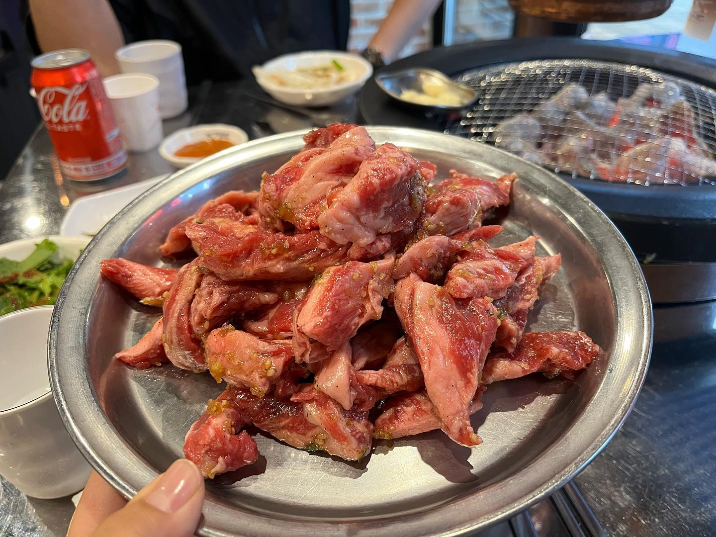 🏷 질좋은 고기를 이 가격에?! 나성동 숙성본가 LA갈비
📍 세종 나성로 125-10 1층 115호, 116호, 207호
📍 매일 16:30~23:30

소고기를 먹을지 돼지고기를 먹을지 고민일때는
두가지 다 저렴하게 즐길 수 있는 숙성본가에 와보세요!
정말 저렴한 가격에 맛있는 수입소고기를 먹을 수 있어서
저랑 남편은 가성비 맛집으로 또올집- :-)
함께 나오는 김치찌개도 맛있고 반찬들도 깔끔해요.
나성동에서 회식장소 고르기 은근 어려운거 아시죠?
넓은 단체석까지 있어서 정말 회식장소로 최고네요.
거기에 가격까지 저렴하니 완벽 그자체 아니겠어요?
나성동에서 고기맛집 찾으신다면 여기 강추합니다.

#세종맛집 #나성동맛집 #나성동회식장소 #나성동단체모임 #나성동삼겹살 #나성동단체석 #나성동가성비고기집 #미블협찬 #오지기 #지기크루