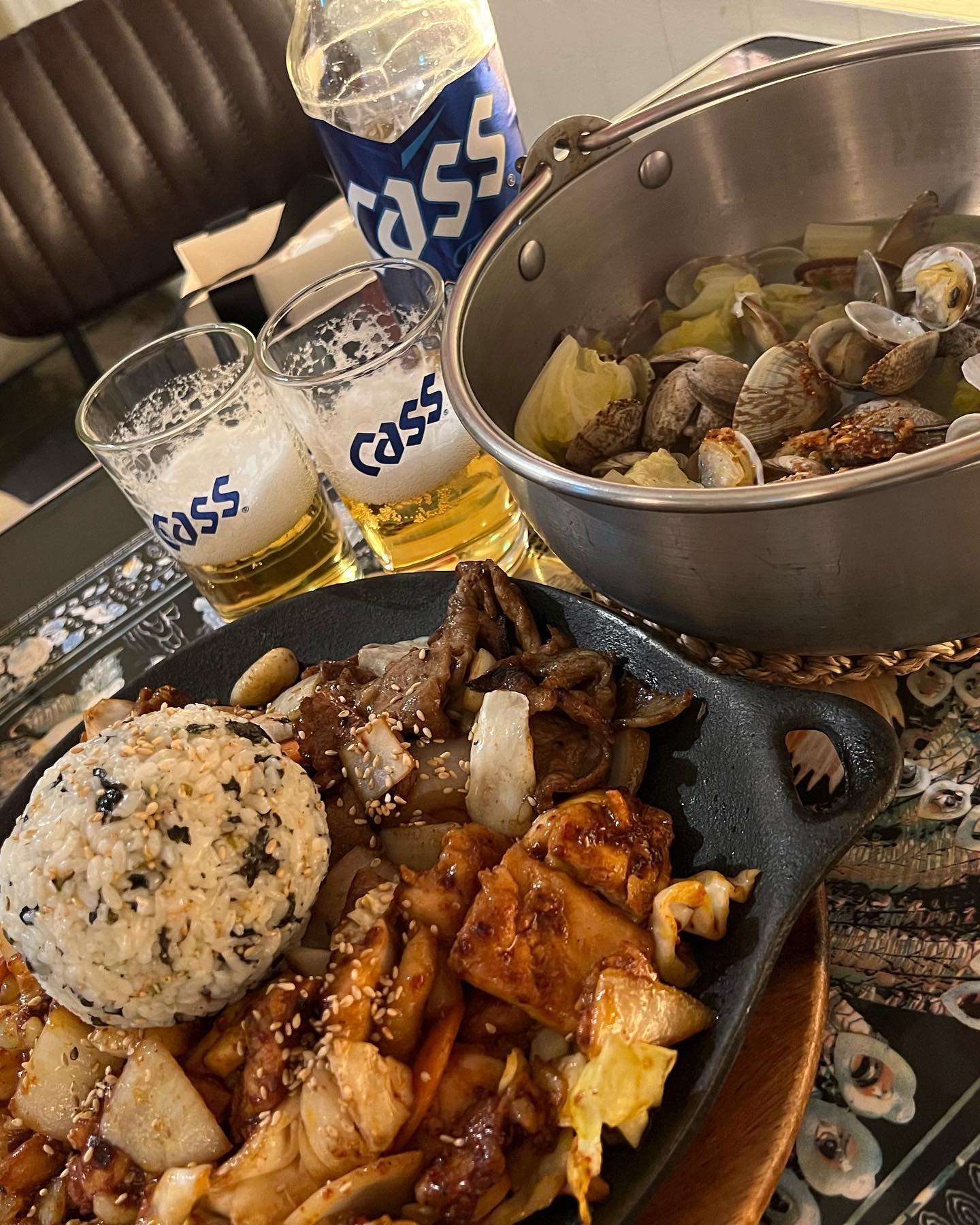 #협찬 #회장님댁신사점
[신사 레트로 회장님댁 안주 맛집]

분위기 좋은데! 안주 가성비 대박😘 가로수길에서 이 맛에 이 가격?! 칭찬합니다👍👍

바지락술찜 진짜 최고예요 칼칼하고 풍미 좋고~! 바지락도 많이 들어서 술안주로 넘 좋아요 파스타 말아먹으면 대박일 것 같은맛..🔥 닭갈비랑 석쇠불고기 나오는 회장님한판은 가성비가 너무 좋아서 1차로 시작하신다면 강추입니다

무엇보다 여기 분위기 너무 좋아요 병풍이랑 샹들리에 저개식탁이 이렇게 조화로울지는 몰랐어요😆 매장도 엄청 넓어서 2층은 단체모임하기에도 좋을 것 같아요

일하시는 분들 넘 친절해서 더더 기분좋았습니다 다음에 또 봬요☺️

#가로수길술집 #신사술집 #신사역술집 #가로수길맛집 #회장님댁신사점 #회장님댁 #신사맛집 #레트로술집 #신사단체모임 #신사피로연 #신사단체회식 #신사회식 #신사회식장소 #회장님댁안주 #술스타그램