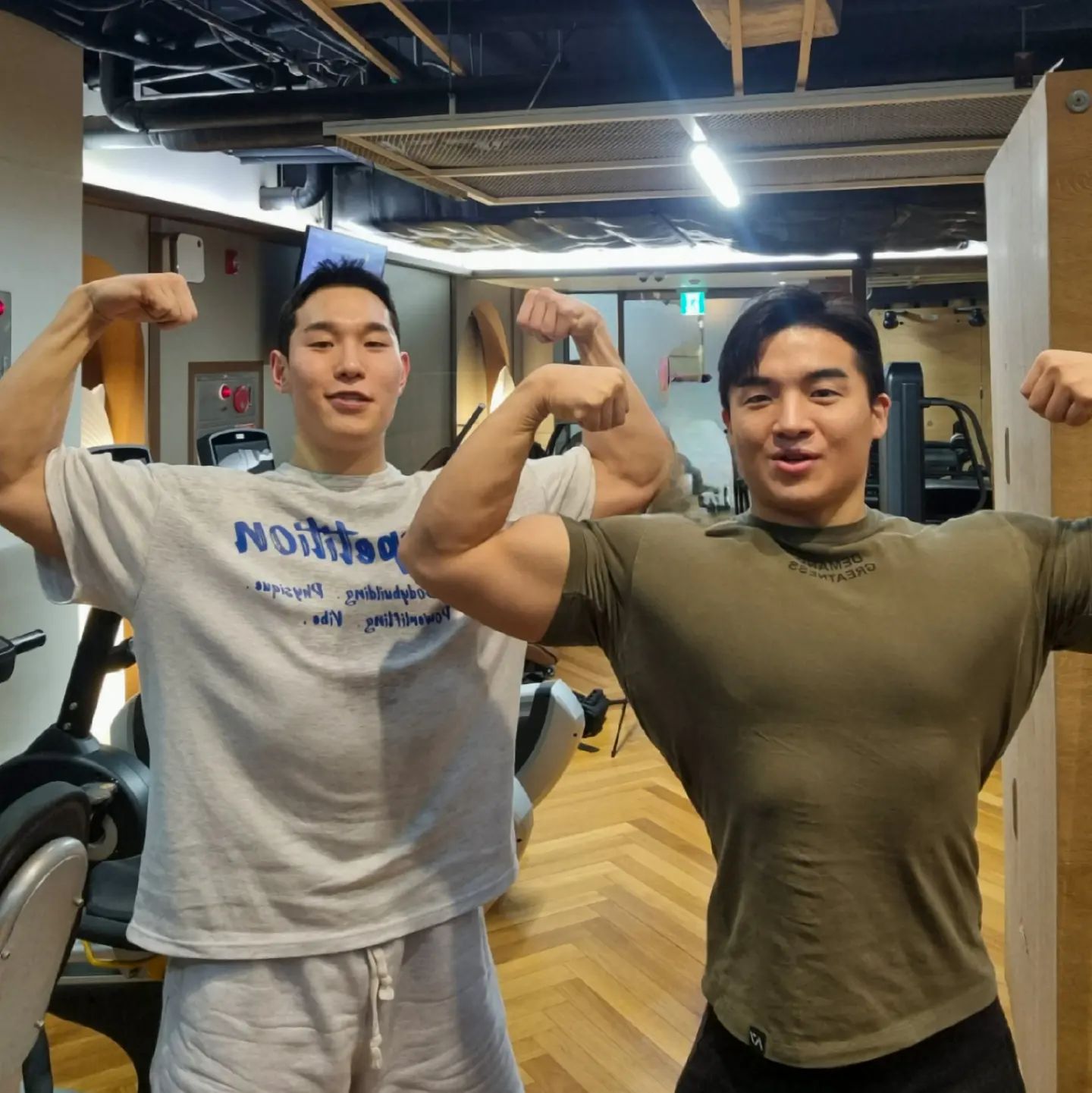 🏆linger_unit is forever.

요즘 MK짐에서 우빈쌤 레슨을 받는데
강력한 사람들은 다 믁짐에 있나봐요.
a1팀 링거님과 묵직한 사진 두방📸📸

하체운동 하시는거보면 감탄나옴..ㄷㄷ
다음에 꼭 배워보고 싶어요. '다음에..' 

오늘은 강력하게 하체하는날!
🏆w_oo_bin_ [빈지크] 유투브 쇼츠 보고와서
"하체는 광기"를 외치며 로우바스쾃, 핵스쾃을 했는데
내전근이 쫄깃해지면서 기절해버릴거 같더라고요.

쌤이 설명을 잘해주셔서인지 중량 쫌만쳐도 혼자할때랑은 다르게 금방 털려버려요. 한개 두개를 더 하게되서 그런건지?
(요즘 유투브도 하시는데 곧 피지크 ifbb pro가 될 남자니까
미리 구독해두세요.)

저도 허벅다리를 괴물고구마맹키로 키우고 싶은데 
오늘 배운걸 더 연습해봐야겠어요. 내전근 활성화 먼저!
이전에 대회준비할때 기도하면서 레그프레스했던 기억이
잠깐 스쳐지나갔네요🤧

오늘 대박인게 킹유진으로 유명한 유진이형을 우연히 만나게 됐어요!! 장교후보생시절 훈련받다가 형 가슴을 맨졌는데 근질이 그때도 어마어마 했다니까요?! 
이후 7년만에 봤는데 겁내 멋져서 킹이 맞더라고요ㅎㅎ
강한사람은 믁짐에 있는게 맞음(확신)
🏆king__yujin