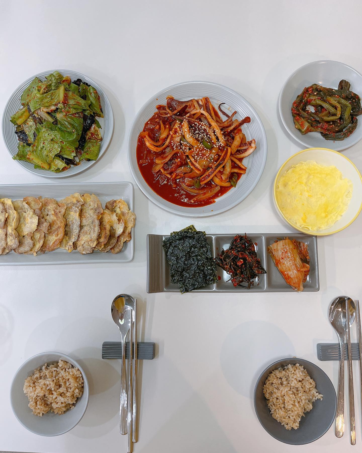 오랜만에 솜씨 발휘 좀 해봤어요🤭
오늘도 상추 먹으려고 
고기 반찬을 택했어요😎
역시 고기만한게 없죠?

육전은 대패목살로 했는데 
간을 따로 안해도
 꼬숩고 넘 맛나더라구요💕

육전만 먹기는 뭐해서 
냉동실이 있는 오징어 로
오징어 볶음도 해봤어요!🦑

오랜만에 남편이랑
먹는 저녁은 넘넘 좋더라구요😆

다들 맛난 저녁 드셨는지 
넘 궁금하네요! 
피드 구경 가봐야겠어요😆😆✌🏻