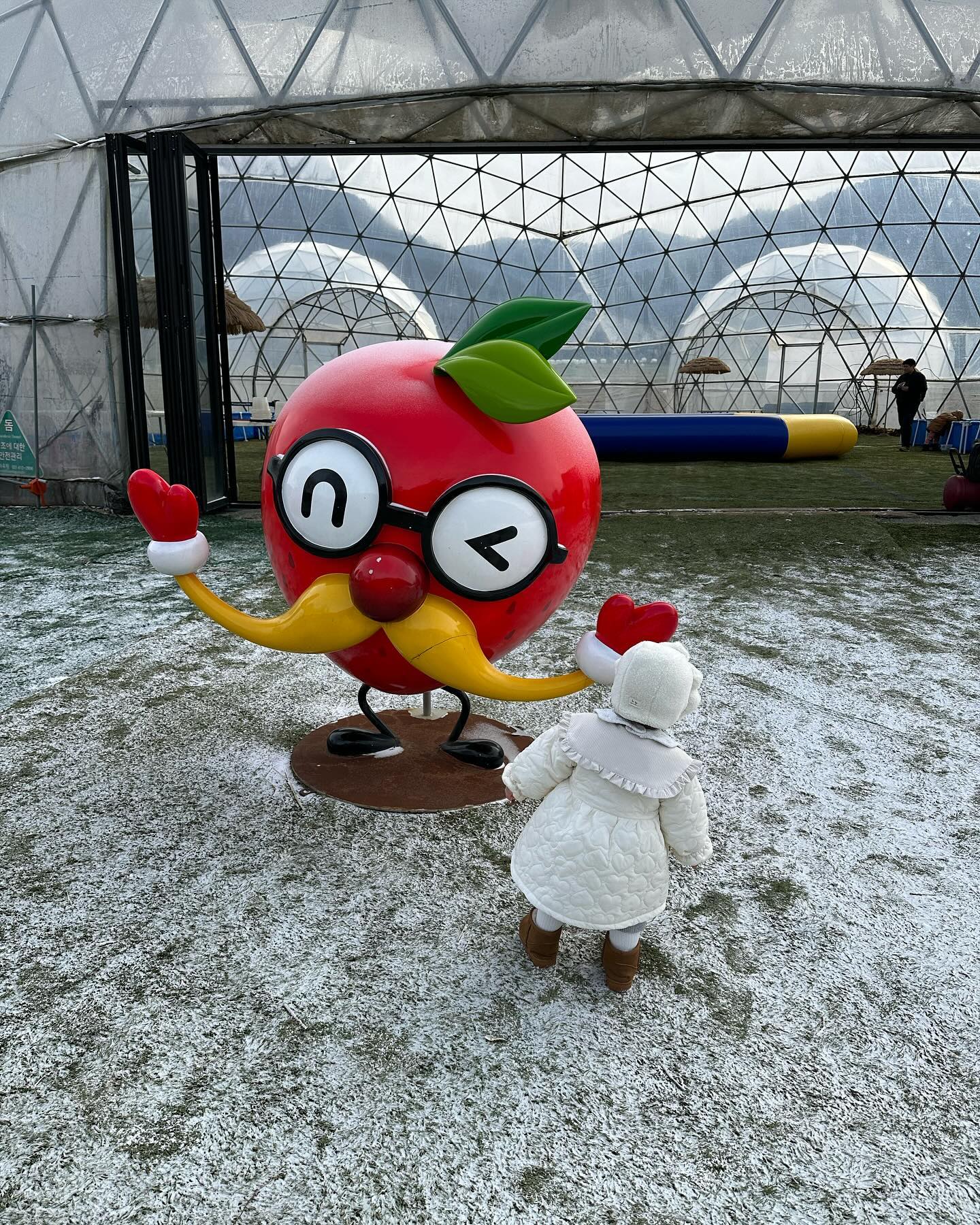 딸기씨랑 내외하는 이시아 ♥️
