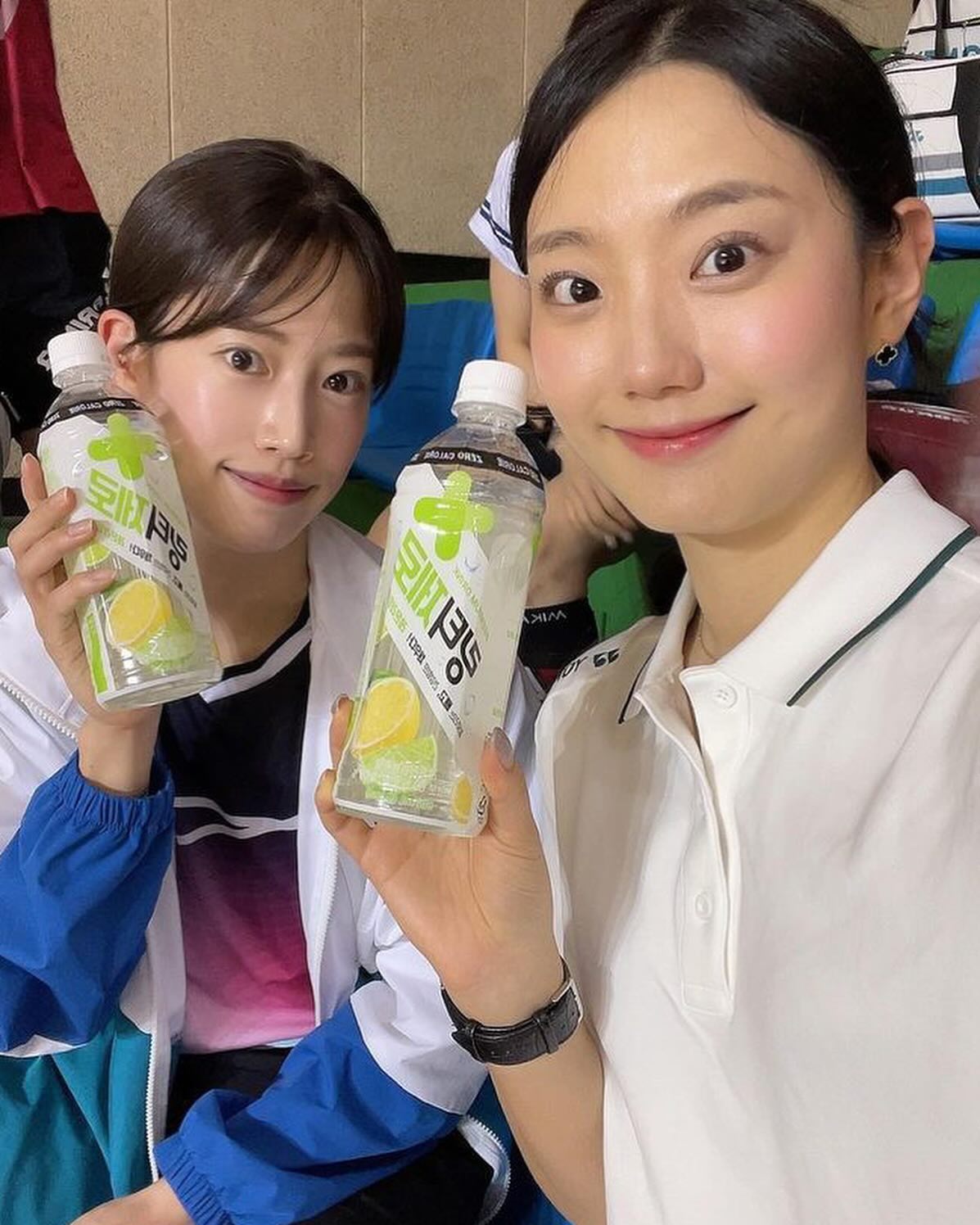 sommi_badminton 덕분에 이번시합때 물걱정없이 맛있는 링티제로 마시면서 뛰어봤어요😘 최공 
요넥스와 함께하는 팀요넥스 원주!
YONEX x TEAM YONEX WONJU🏸

🟦배드민턴은 요넥스•요넥스는 요넥스 원주점
🟩모두모두 요넥스 하세요!

코트 위에서 더 빛나고 싶다면?!!!
요넥스 하세요.✨✨✨

This is YONEX🔥

🟦TEAM YONEX WONJU🟩

🏷️ 팀원구성: 선수출신 자강조 + 동호인 A조
🏷️ 공식후원: 요넥스 코리아 + 요넥스 원주점 
🏷️ 정기운동: 매주 금요일 오후10시-12시
🏷️ 사용 셔틀콕: 요넥스 AS-30
🏷️ 게스트 문의: DM

✔️TEAM YONEX WONJU는 요넥스와 함께 합니다.

#배드민턴은요넥스
#TEAMYONEXWONJU 
#배드민턴 #badminton #yonex
#요넥스 #요넥스코리아 #공식후원팀
#팀요넥스 #팀요넥스원주 #yy004 #원주배드민턴 
#요넥스원주점 #요넥스원주점JS스포츠 #원주요넥스 
#배린이 #배드민턴그램 #요넥스그램 #민턴그램