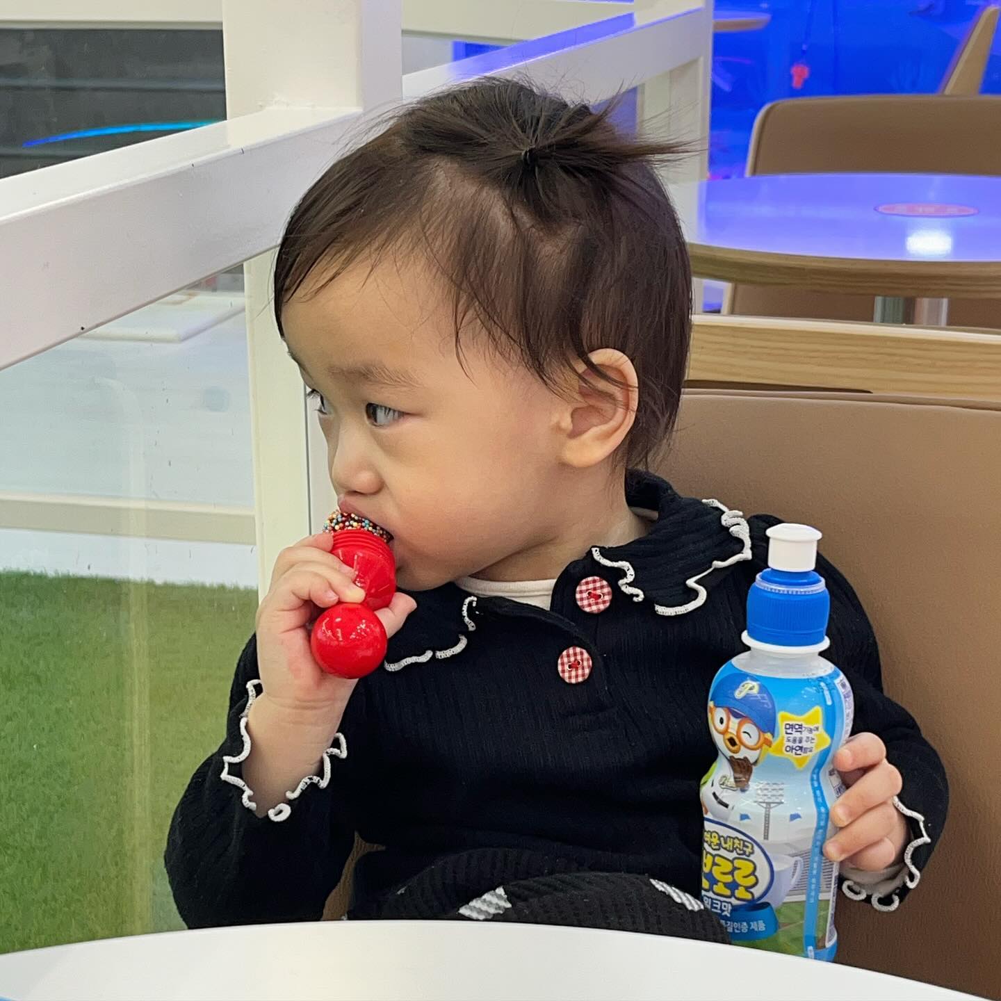 우리딸 진짜 많이컸네
기차도 혼자 잘타고
무서운 미끄럼틀도 혼자 잘타는
진짜 밝다 밝아🩵🩵
인사는 엄마한테 해줘 제발🙏