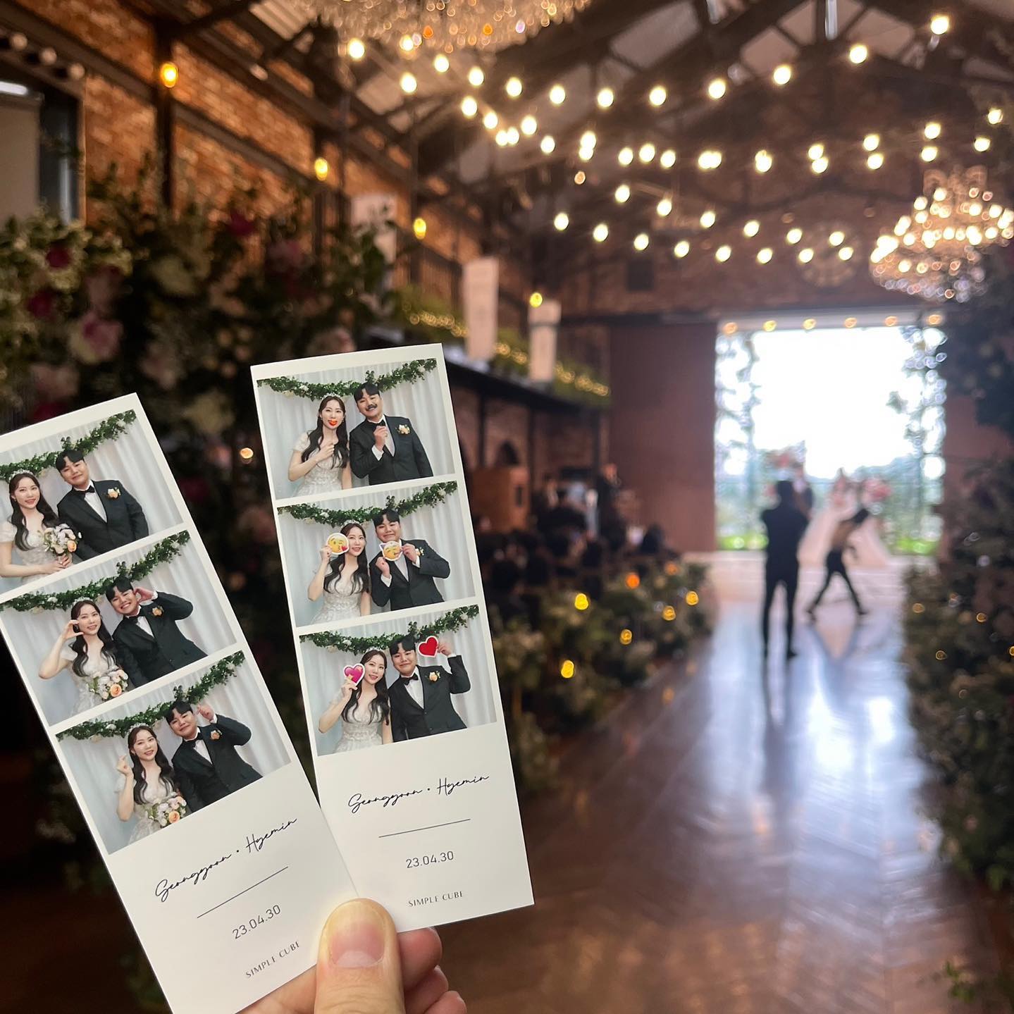 #유부초밥입성 

모든 것이 완벽했던 결혼식 👰🏻‍♀️🤵🏻✨

울 줄 알았는데 너무 태연하게 방긋 😆
하루 종일 예쁜미소 장착! 
친구들이 분명 울 거라며 동영상으로 나를 찍고 있었지만
정작 나 빼고 다들 울먹 🥹🤣

+ 청심환도 나 빼고 다 먹었는데!
(달라고 몇번 외쳤지만 나의 외침은 묻힘) 
그래도 안 떨고 무사히 끝냄✌🏻

다시 한범 귀한 시간 내서 와주신 분들 
축하해주셔서 감사합니다🥰
.
.
.
.
.
.
#결혼식날 #본식끝 #봄신부 #4월의신부 
#유부초밥 #감사합니다 #👰🏻‍♀️🤵🏻 
#wedding #웨딩포토부스 #포토부스 #심플큐브