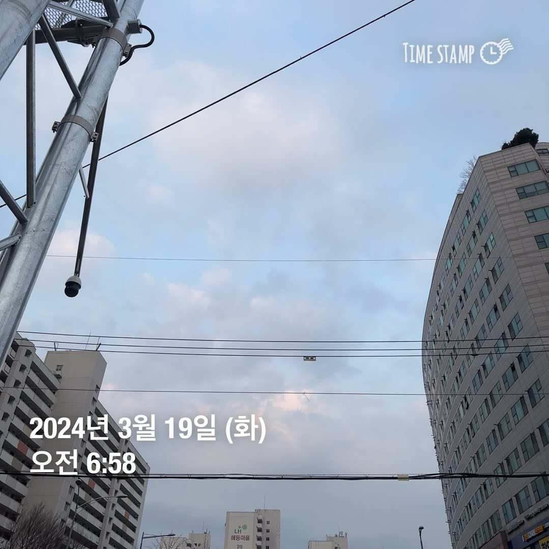 #굿모닝 

오늘도 수영완료

어제 낮에는 덥더니 
오늘은 강원도에 눈이 온다고함

여름은 오는걸까? ㅎ

#새벽수영 #수영스타그램 #물개의꿈 
#그래도중급반 #운동스타그램💪 
#운동하는아저씨 #수영하는아저씨