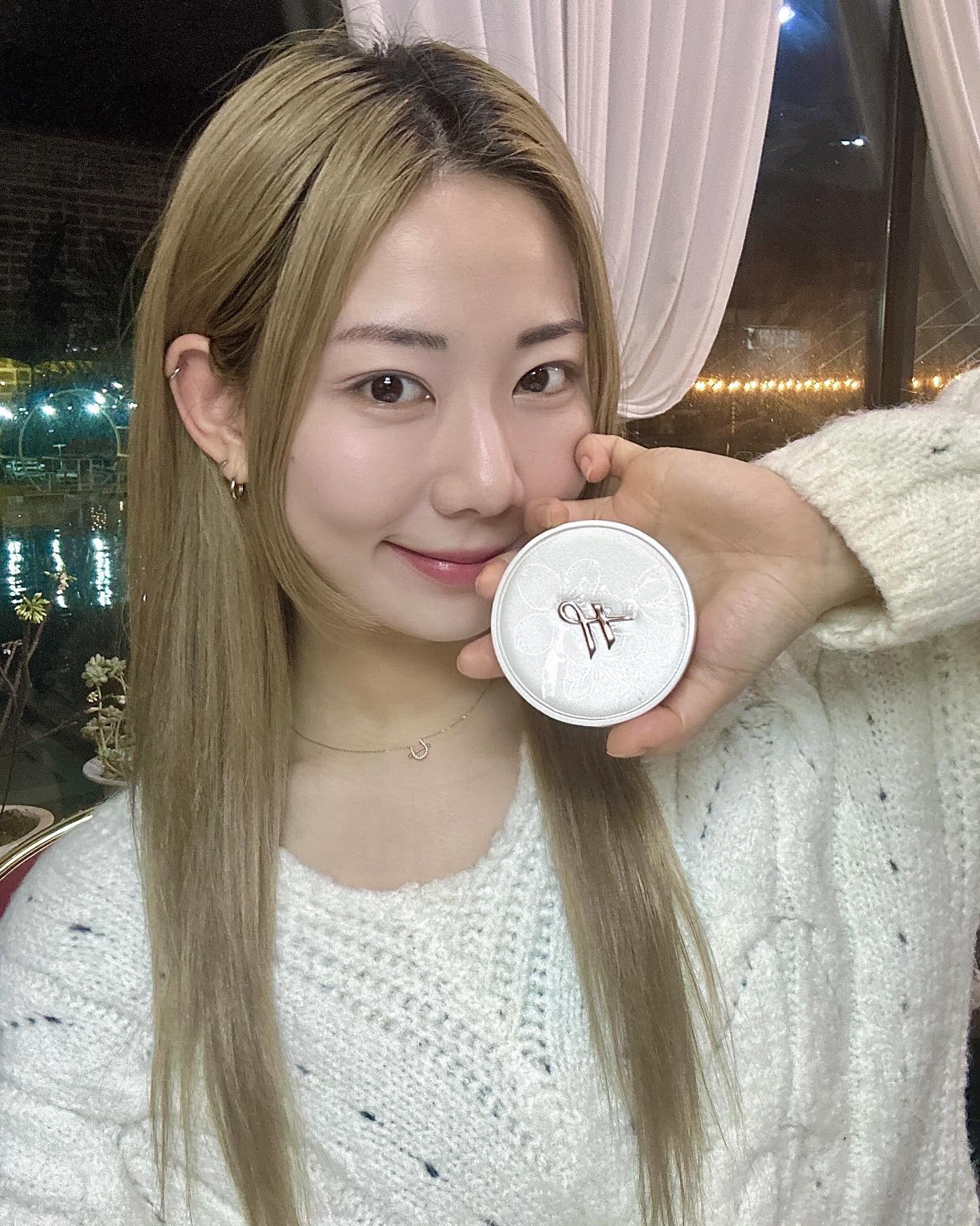 #협찬 케이스부터 남다른 #휘란 🤍
한복 실크 원단의 형태와 질감을 그대로 살려 
현대감각으로 재해석한 디자인이래요🤗🤗

한국 비건 인증원에서 검증된 #비건쿠션 이라 
예민해진 제 피부에도 안심하고 사용할 수 있겠더라구요🙏

핵심성분으로! 매화추출물이 34.74%나 함유되어 있는 
비건 쿠션 제품이라 피부에 부담없이 
화사한 피부톤과 깨끗한 피부결 연출이 가능해요~🙈🙈

따로 호수 고를 필요없이 쉽게 
딱 두가지 컬러로 나왔어요!
쿨톤과 웜톤에 따라 선택하시면 된답니다~?!

✔️13연분홍-핑크 베이스, 밝고 생기있는 피부표현 가능, 
피부에 노란기가 있어 고민이신분 혹은 쿨톤피부 추천
✔️13 연노랑) 베이지 베이스, 자연스러우면서도 
깨끗한 피부표현 가능, 붉은피부 고민이신분 혹은 웜톤 추천
.
.
.
스마트 스토어 링크 
-> https://smartstore.naver.com/hwiran
hwiran_official
#다미뷰티 #hwiran #겨울쿠션팩트 #촉촉쿠션 #커버쿠션 
#한복쿠션 #수정쿠션 #수정메이크업 #쿠션추천 #팩트추천 
#코덕 #데일리메이크업 #인생쿠션 #물광쿠션