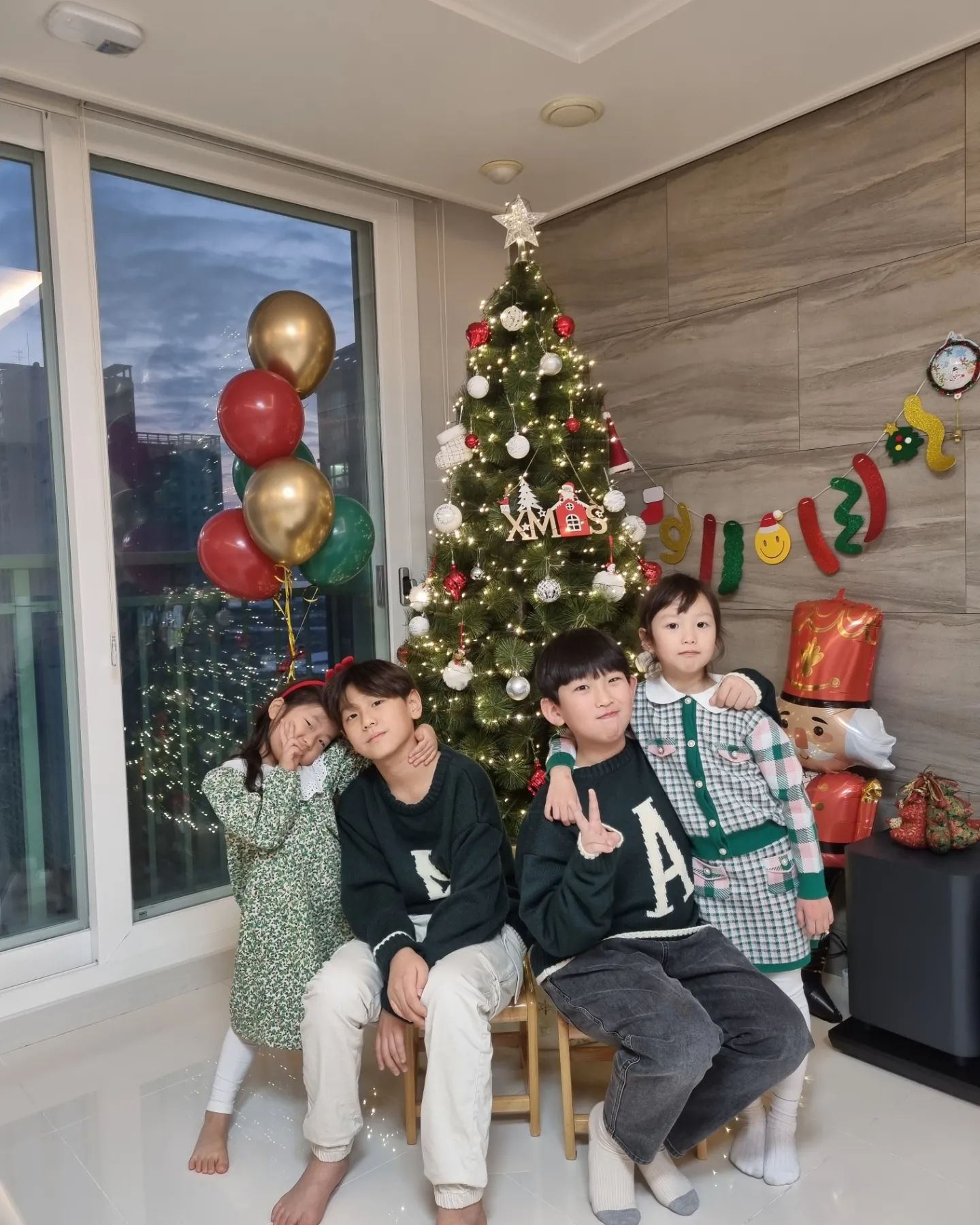 #２０２３１２２４

행복한 크리스마스였네
지효지민지호지예🫶
지지남매들❤️
메리크리스마스🎄

#추억기록중
#크리스마스이브🎅 

luvmydays_balloon 
럽마데와 함께하니 더더욱 풍성🎈