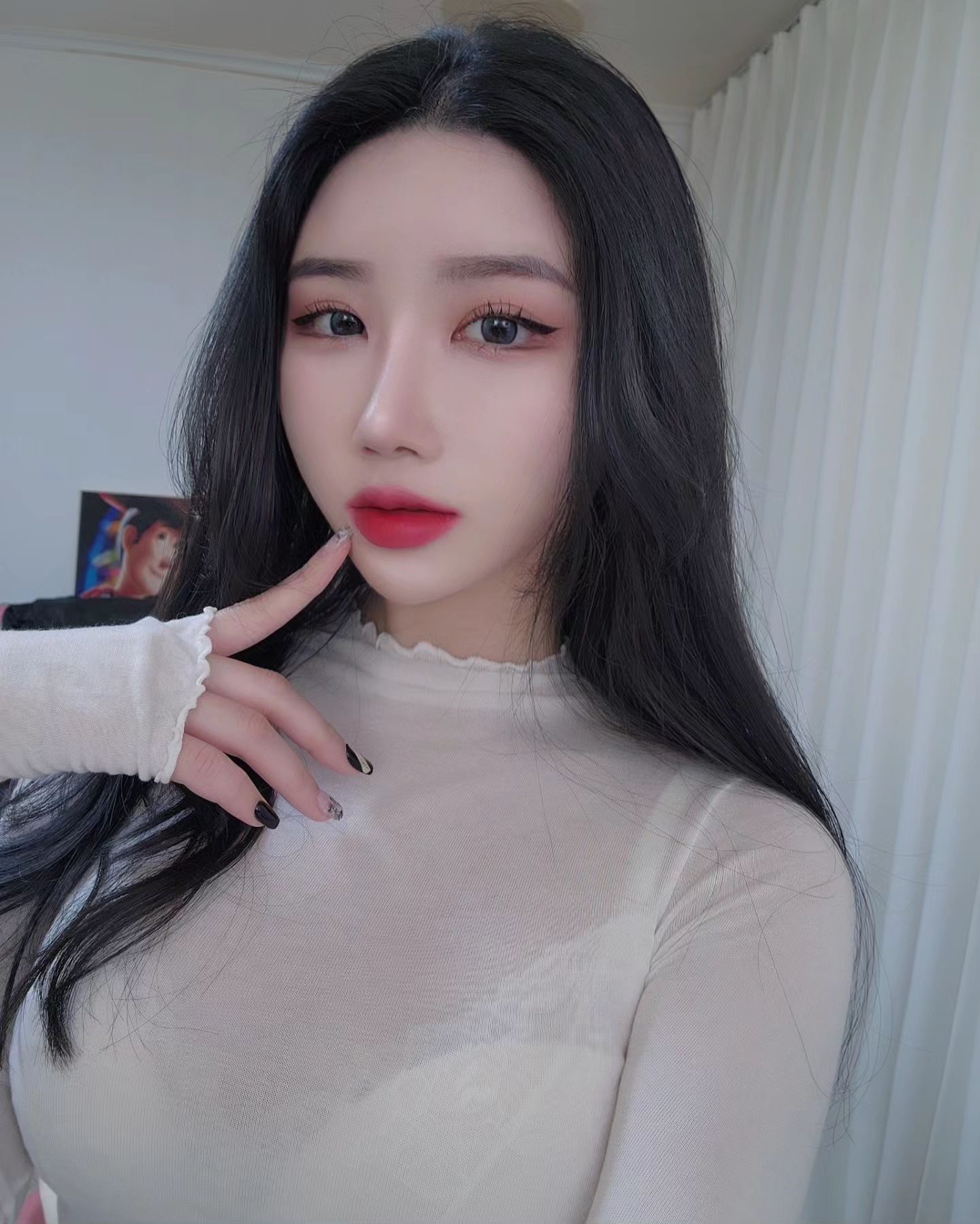 나 머리 잘랐지롱 ^0^
미용실에서 해준 건 분명 이뻤는데,,,
내가 고데기 하고 똑같이 에센스 발랐는데 왜 개털이야????