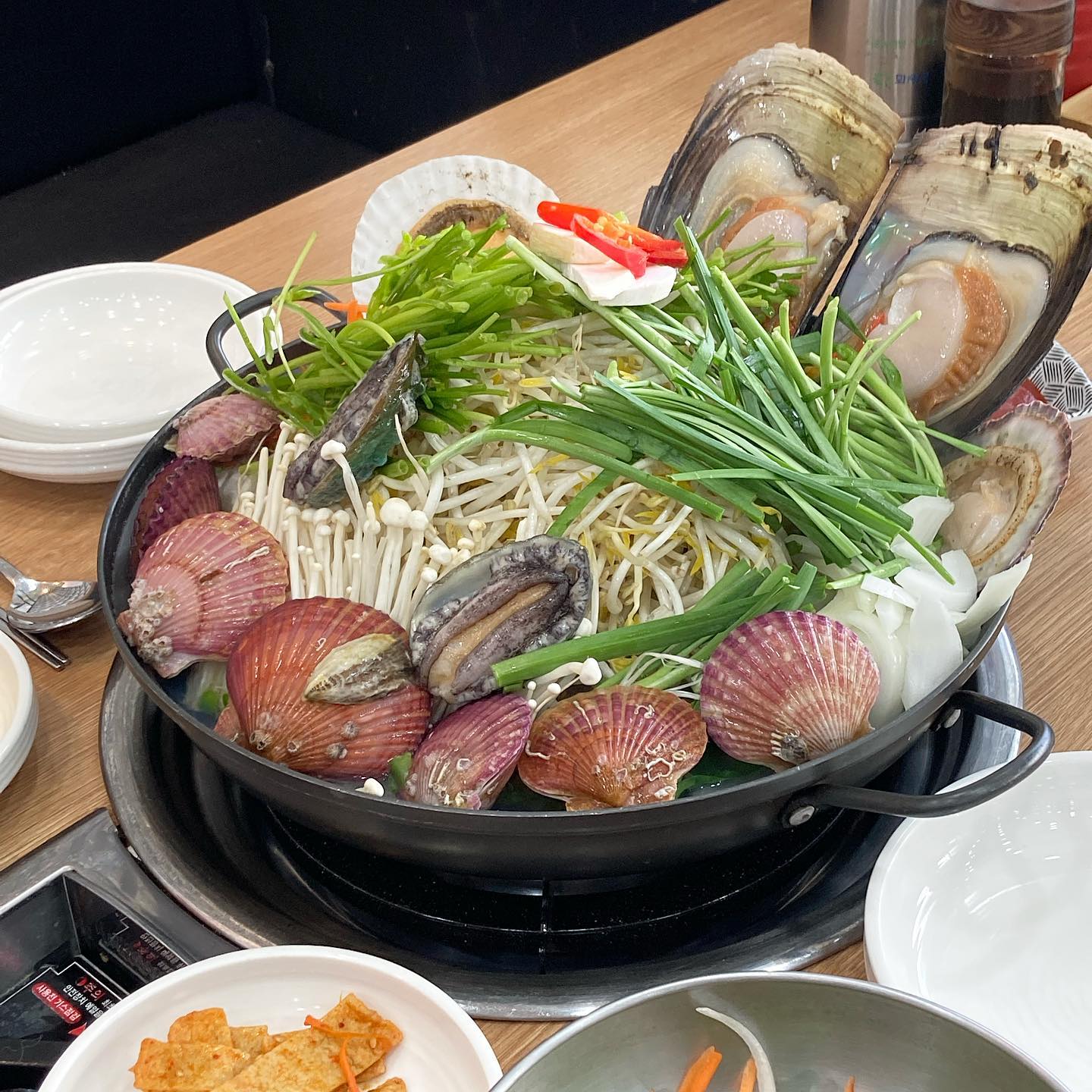 어째 출근해서 올리는 곳들은 다 술먹기 좋은 곳들이네 (?) 전에 재료소진으로 헛걸음 하고 다시 찾은 서해백합 화순점 ! 맛은 오치동과 똑같으면서 거기에 주차공간이 생겨버린.. 국물 한번만 먹어보면 바로 술 시키고 싶어지는 곳. 키조개, 가리비, 전복과 한가득 들어있는 백합을 쏙 쏙 빼서 먹다보면 살아있는 낙지를 넣어 주시는데 이미 배는 부르고 그럼에도 칼국수에 죽까지 끝까지 달리게 됩니다 •• 면사리 전분때문에 국물 흐려지는거 딱 싫어하는데 삶아서 주시니 더이상 바랄게 없다 ~ 아 쭈꾸미 철 되면 낙지 대신 쭈꾸미 넣어주심 ^_^
.
.
.
.
#서해백합화순점
#화순맛집
#낙지조개샤브샤브
.
#도덕의맛따라멋따라_화순