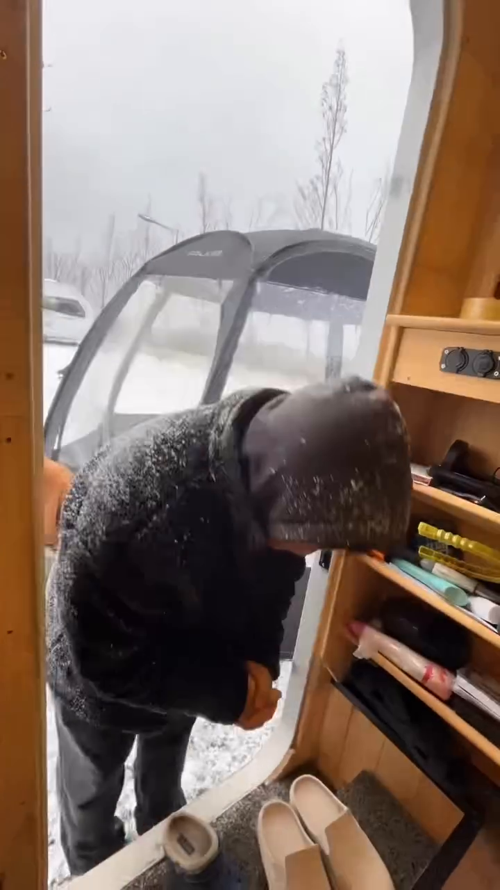 캠핑카 놔두고 낭만찾다가 조질뻔🥶
예약해둔 캠핑장에서 눈바람 때문에
취소를 당하고 정신못차리고 당당하게
“우리가 찐 캠퍼지!! 다른데 찾아보자!!”
이말과 함께 눈물 젖은 고구마를 먹었습니다

난민이지만 낭만이였습니다.

#설중캠핑 #캠핑장추천 #겨울캠핑 #동계캠 #캠직 #얼어죽을뻔